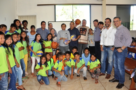 Crianças indígenas recebem material esportivo como doação do TRT e MPT. Na imagem todos estão posando para a foto. 