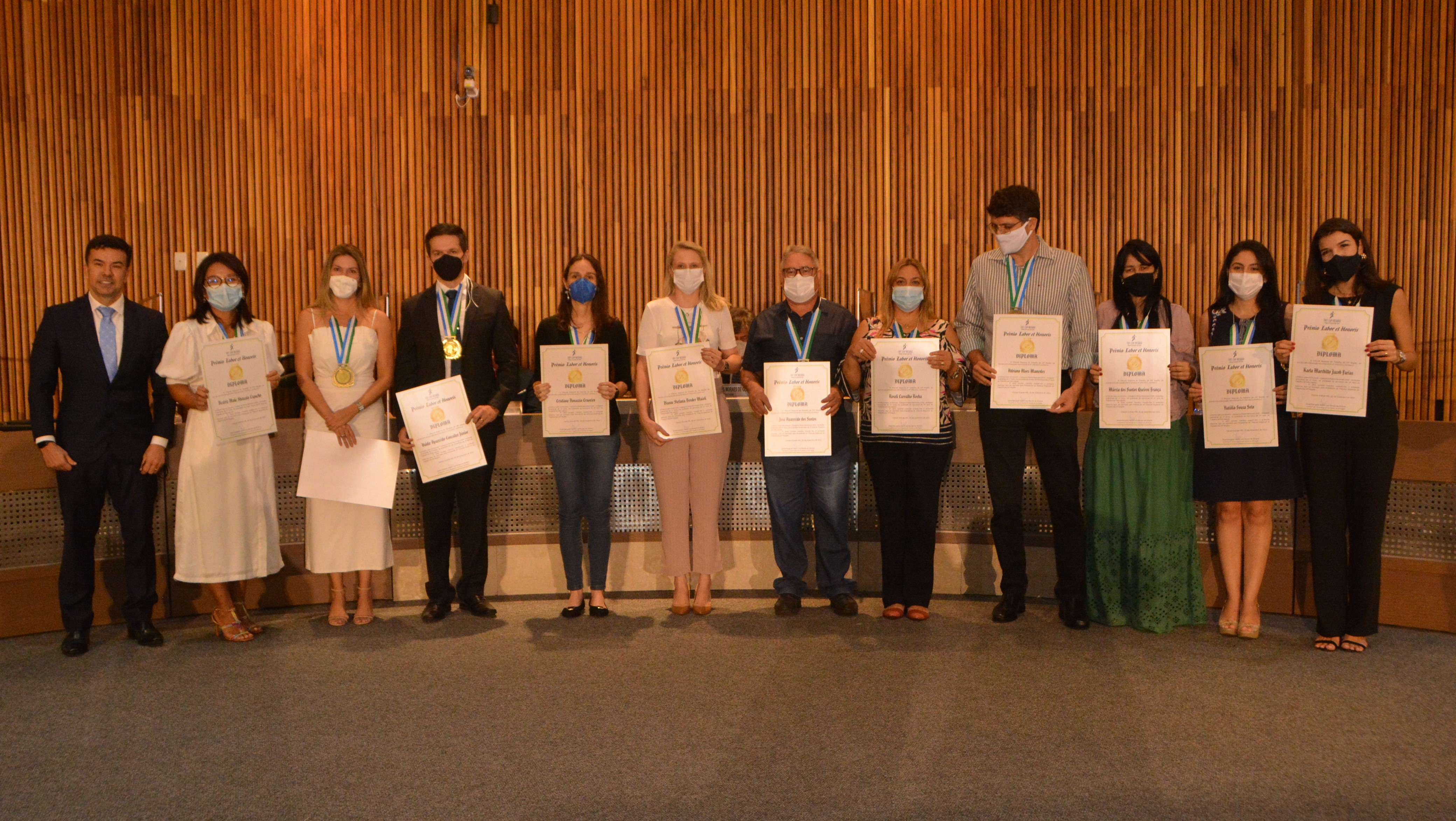Foto dos participantes da Vara do Trabalho de Três Lagoas com seus certificados