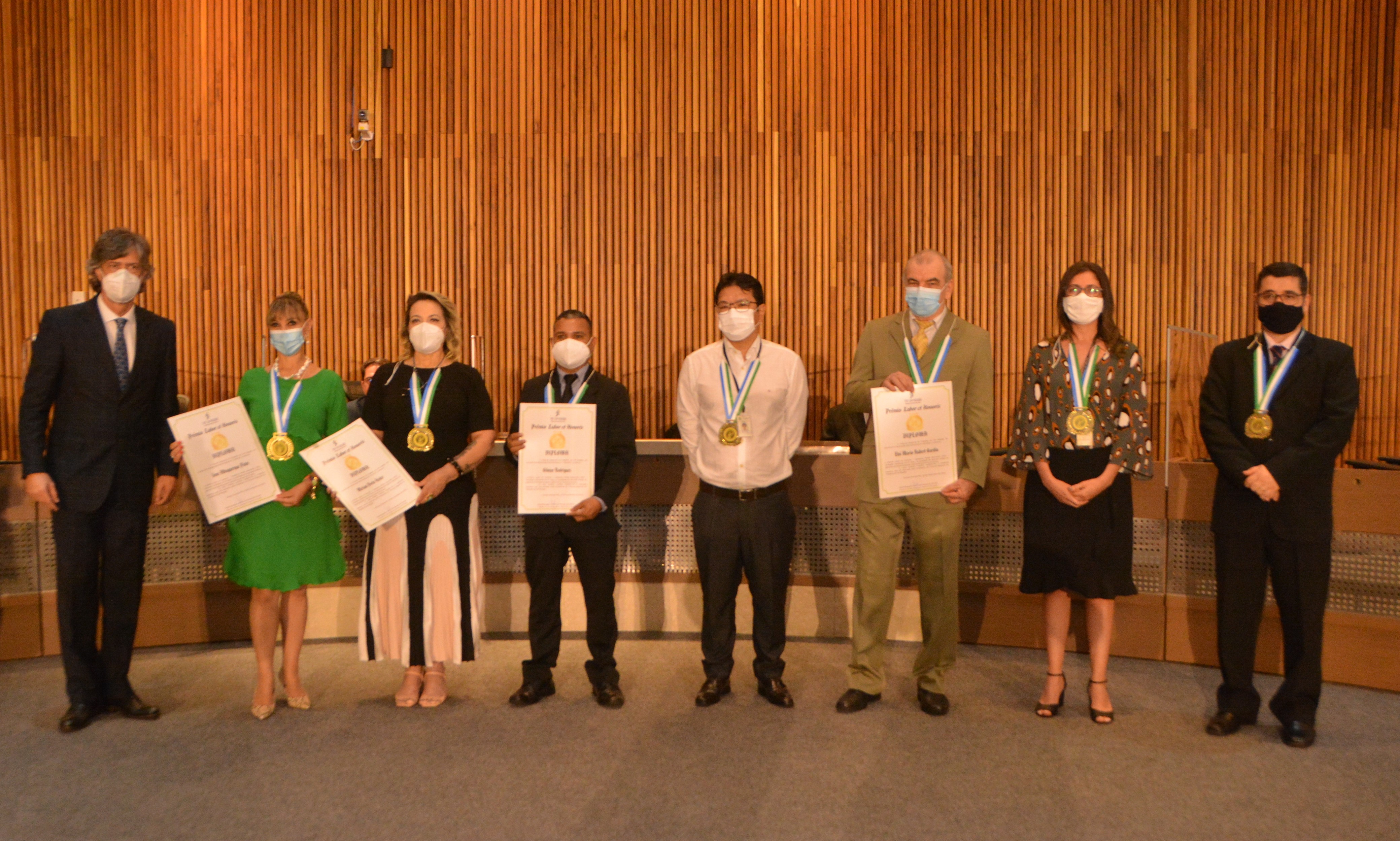 Foto dos participantes do Gabinete do Desembargador João de Deus Gomes de Souza com seus certificados