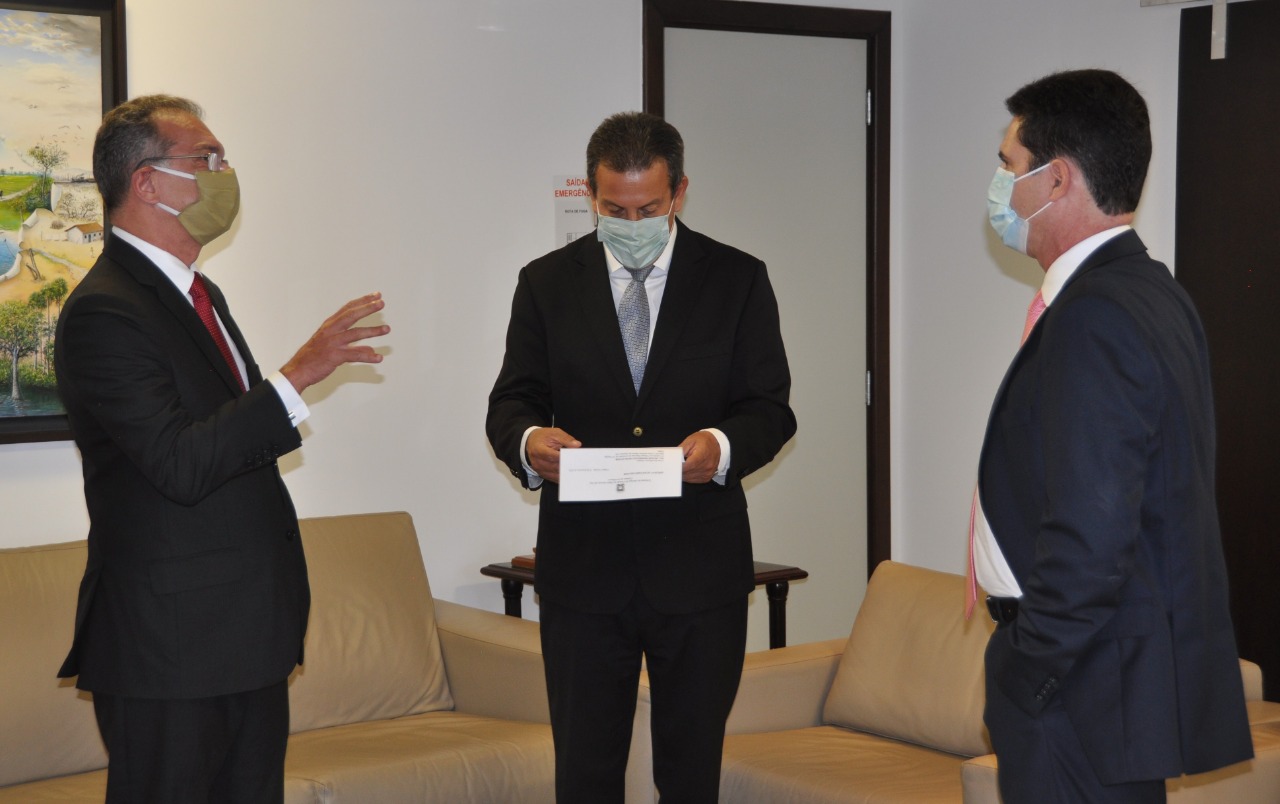Fotografia com o Presidente do TJMS o Presidente do TRT/MS e o desembargador João Marcelo Balsanelli reunidos na sala da Presidência. 