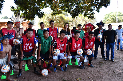 Atletas de Miranda, Aquidauana e Sidrolândia recebem materiais esportivos para o 2º Torneio de Futebol dos Jovens das Comunidades Indígenas