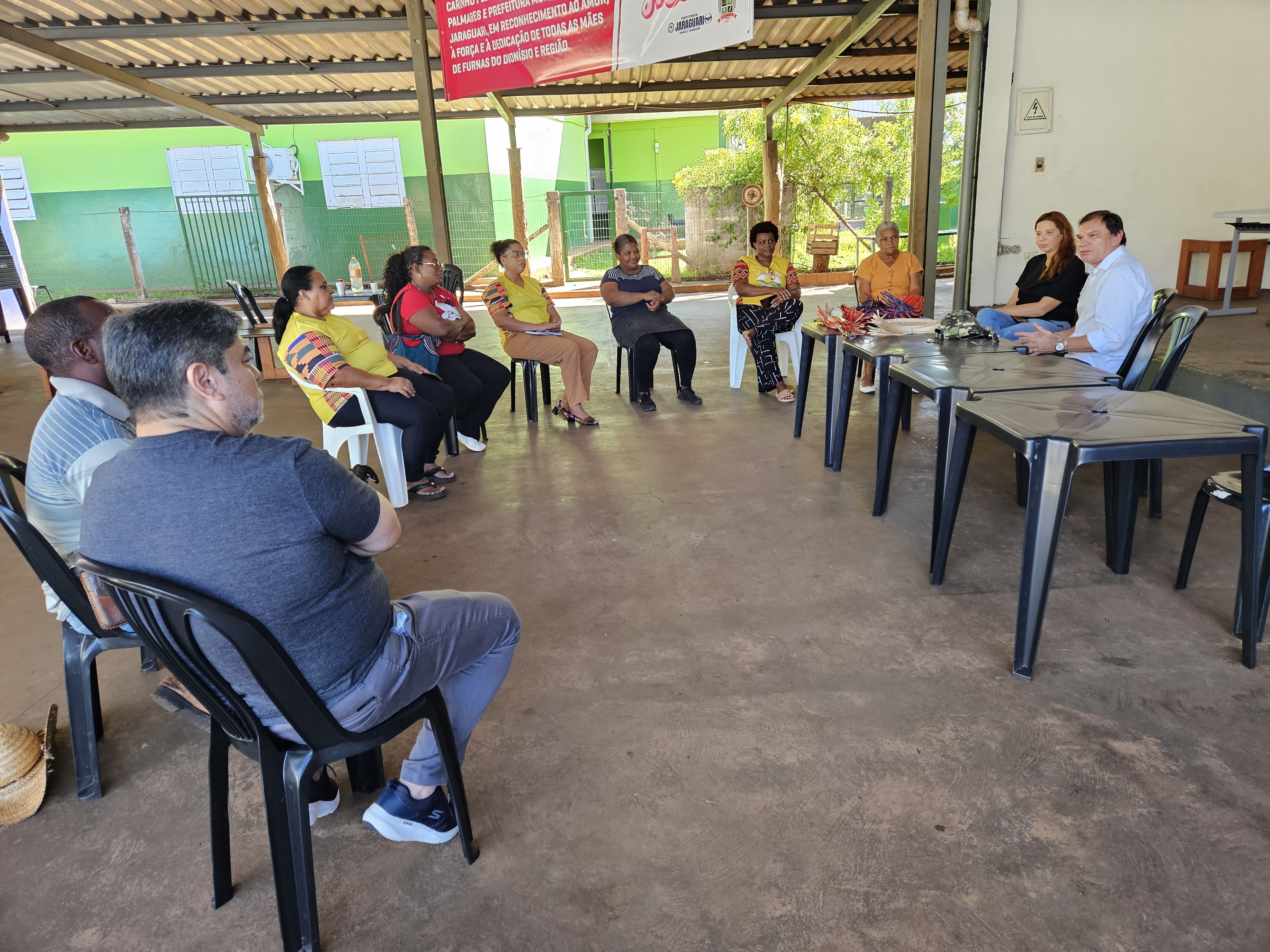 Durante a visita, foram entregues materiais esportivos