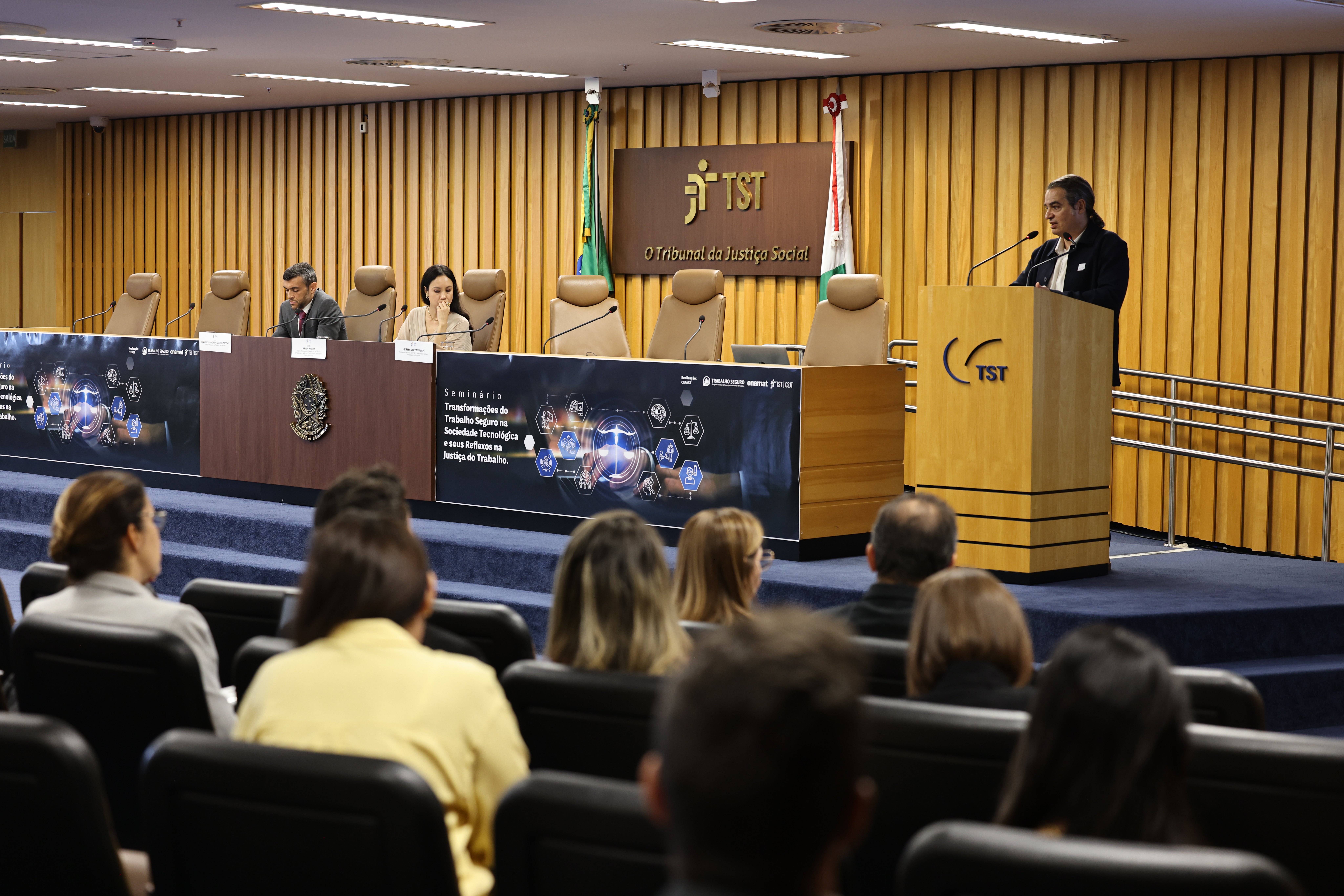 A juíza Hella de Fátima Maeda presidiu o painel “O impacto das pressões invisíveis e o limite entre o engajamento e o adoecimento moderno”