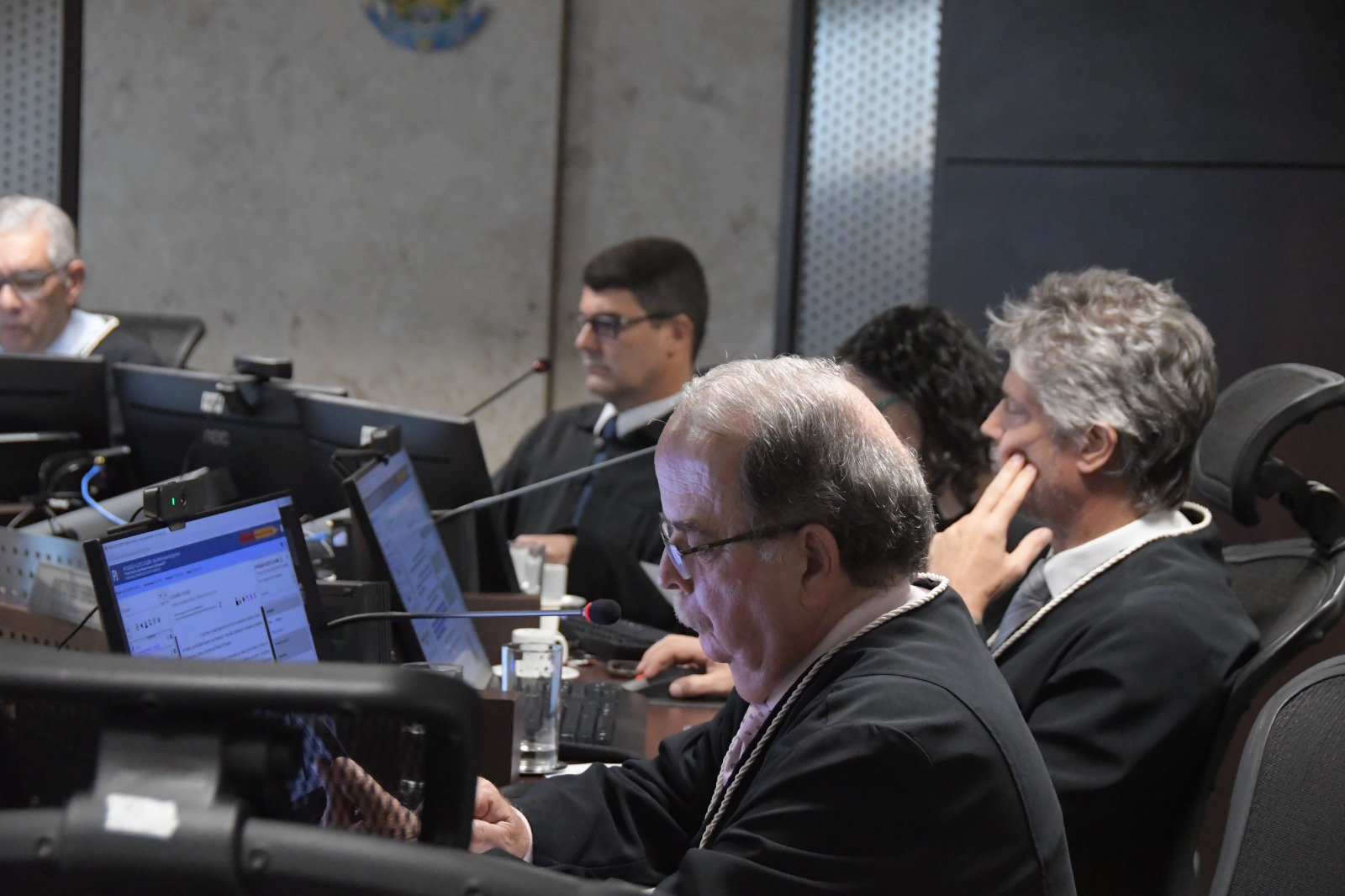 Desembargadores da Primeira Turma e servidores durante sessão de julgamento no Fórum Trabalhista. Em destaque, o desembargador Nicanor de Araújo Lima
