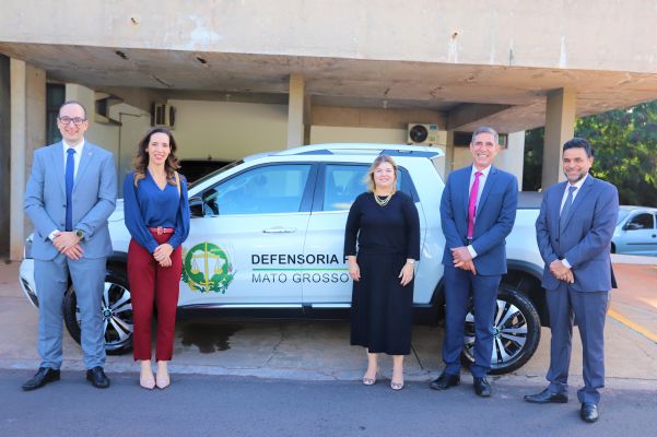  caminhonete modelo Fiat Toro, com tração nas quatro rodas em conjunto aos 