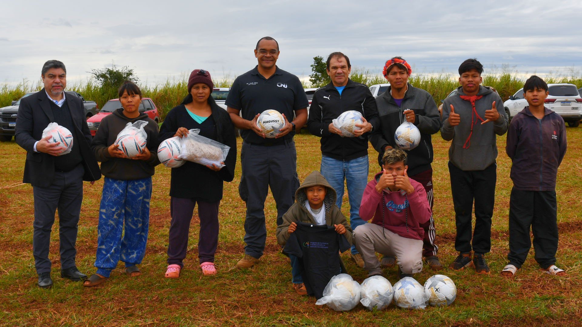 O gestor regional do Programa de Combate ao Trabalho Infantil e de Estímulo à Aprendizagem do TRT/MS, desembargador João de Deus Gomes de Souza, entregou 10 bolas e 50 camisetas à comunidade para incentivar a prática esportiva entre crianças e adolescentes.