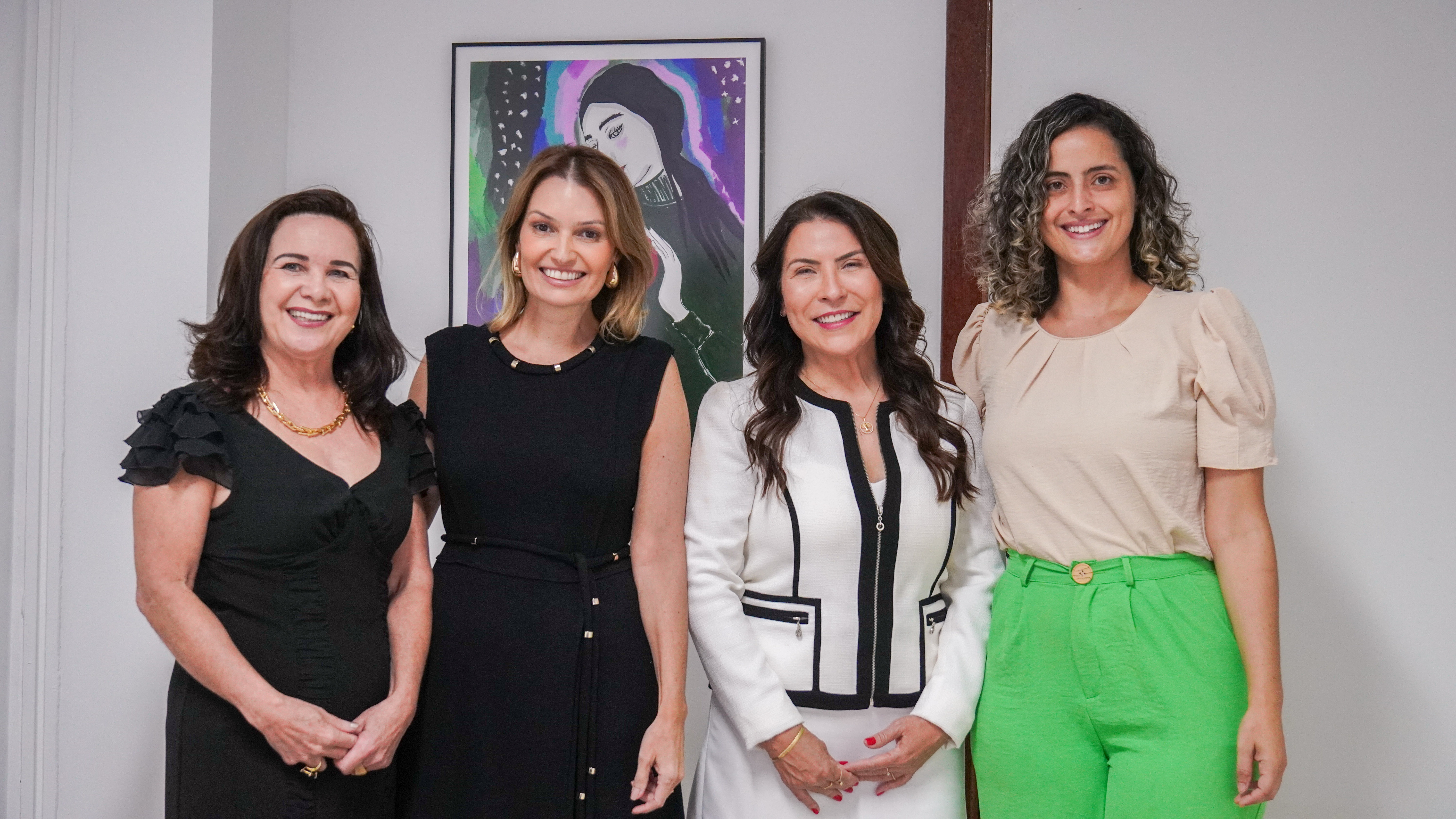 Equipe da Ouvidoria da Mulher. Da esquerda para a direita: MARIA DE LOURDES MARTINS FREITAS, gestora da ouvidora; ANA PAOLA EMANUELLI BALSANELLI, ouvidora da mulher, KEETHLEN FONTES MARANHÃO, vice ouvidora da mulher e  RITHIELLY MARTINS DA FONSECA, assistente da ouvidoria
