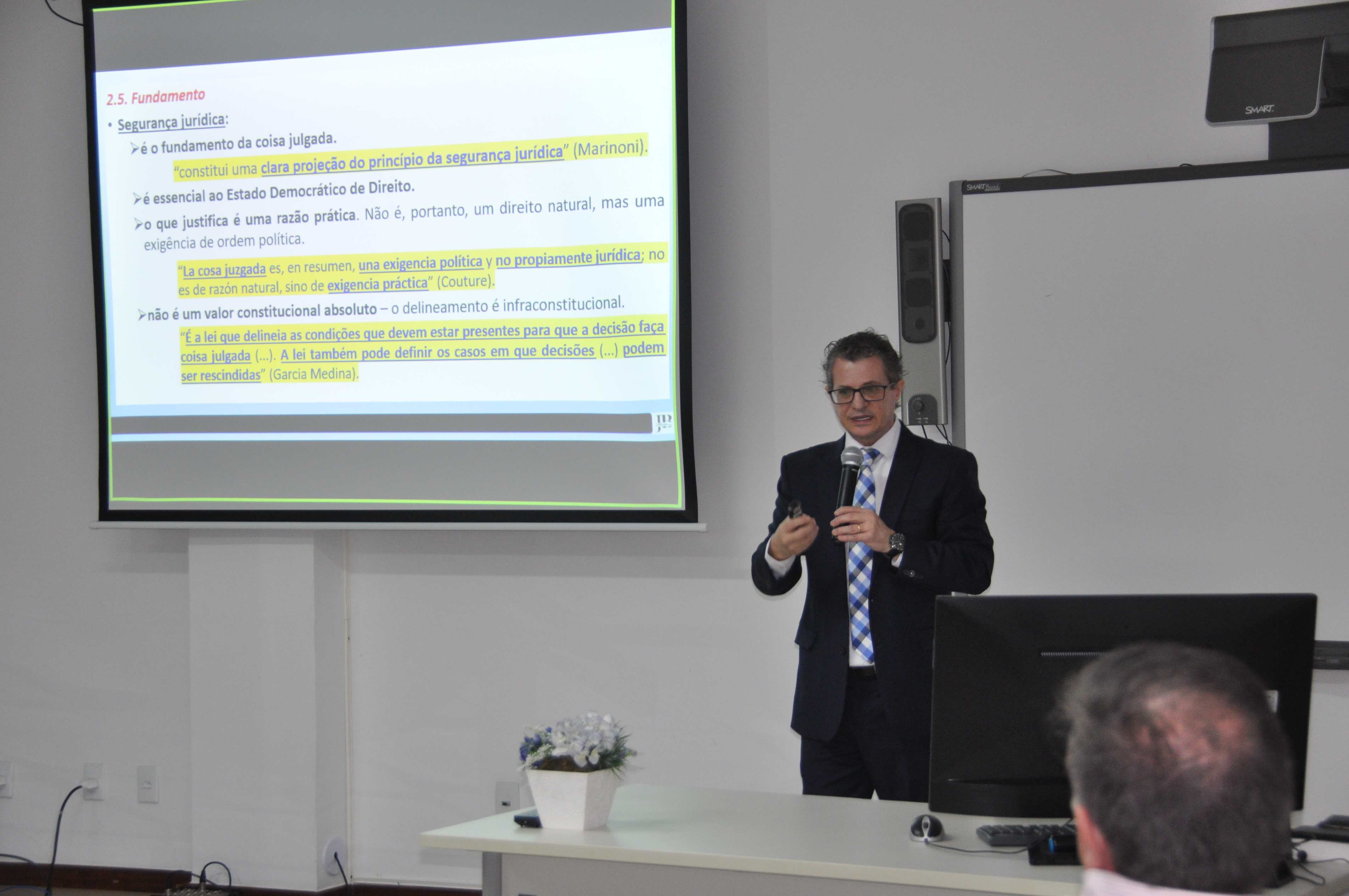 Logo após a abertura nacional, o TRT/MS promoveu a palestra “Precedentes Vinculantes do STF – A Coisa Julgada: Desconsideração e Desconstituição”, ministrada pelo juiz do trabalho Júlio César Bebber.
