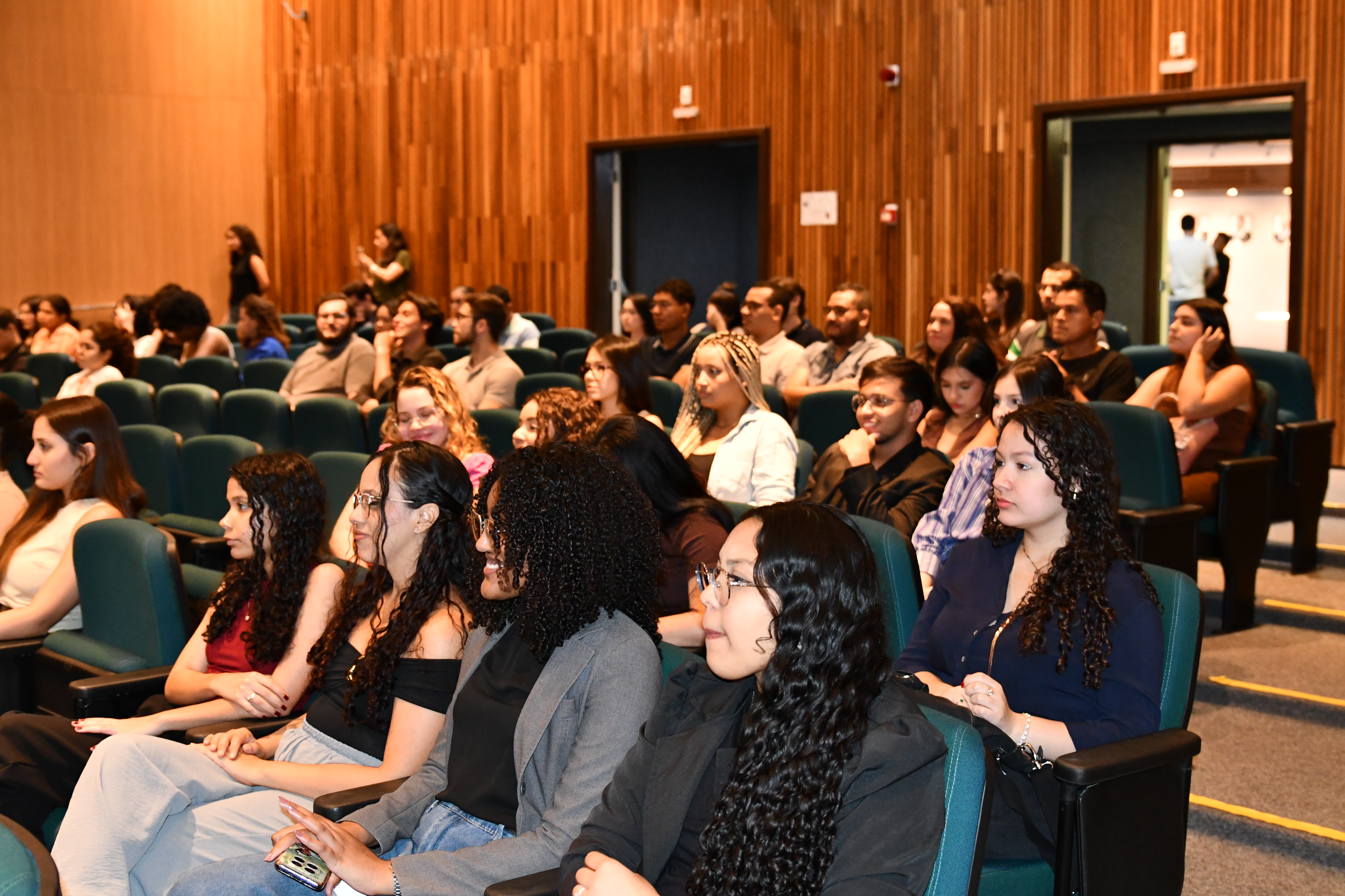 Por meio do projeto “TRT na Prática”, os estudantes assistiram a uma sessão da Primeira Turma do Tribunal Regional do Trabalho da 24ª Região (TRT/MS) e conheceram o Memorial do TRT/MS.