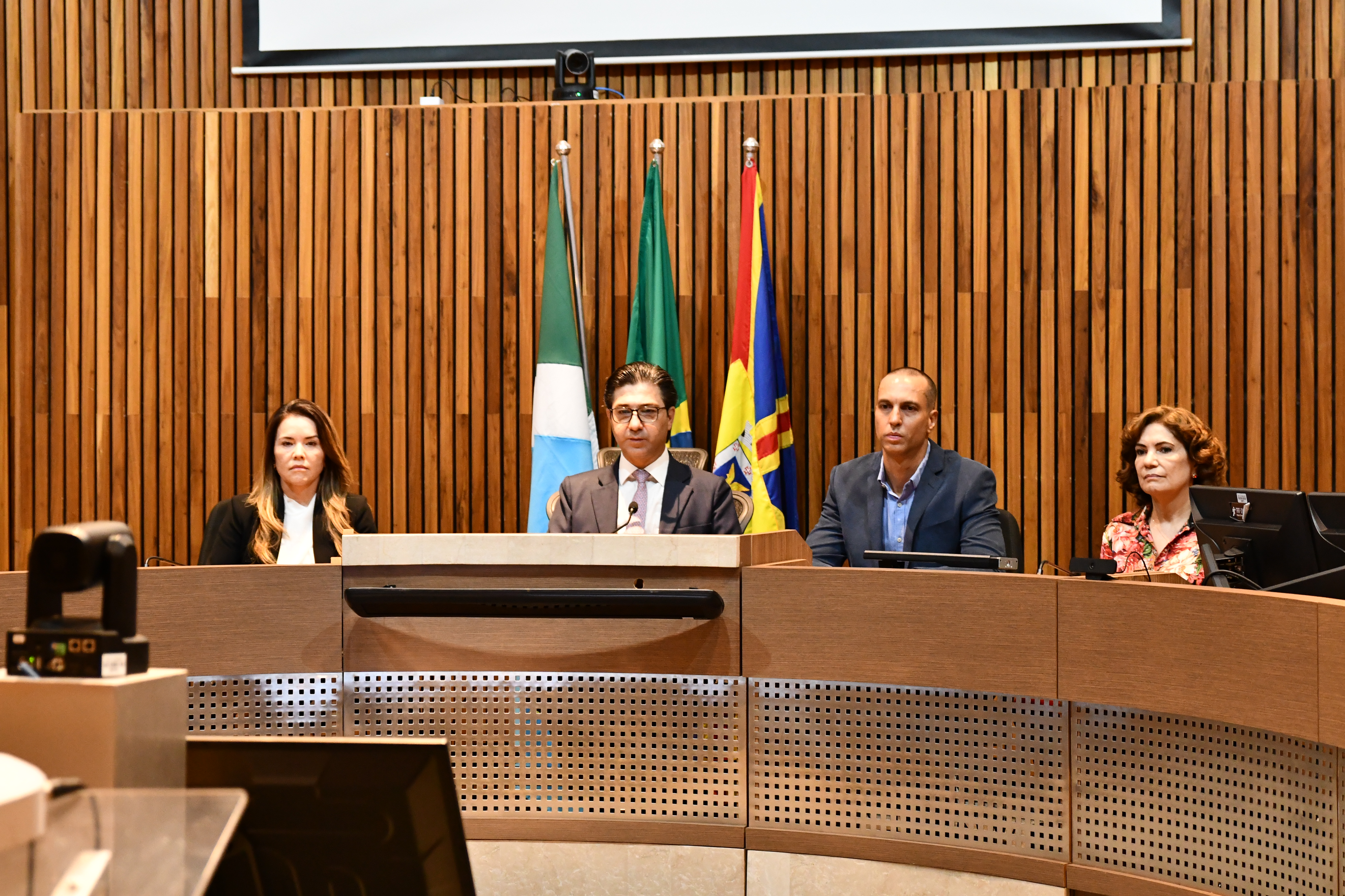 O desembargador César Palumbo Fernandes, acompanhado de integrantes do Núcleo de Gerenciamento de Precedentes e Ações Coletivas (NUGEPNAC) do TRT24.