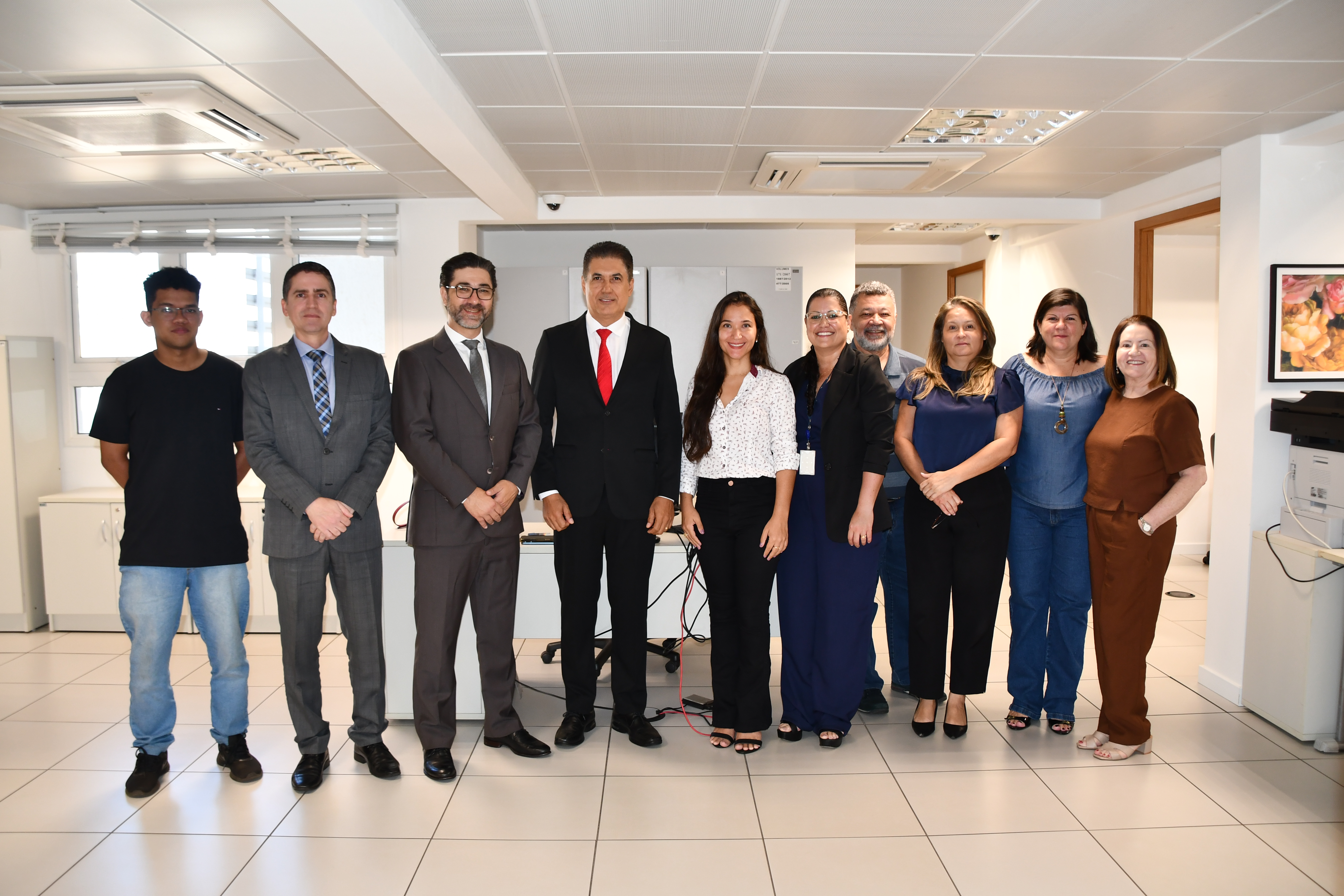 O vice-presidente do TRT/MS, desembargador César Palumbo Fernandes, o juiz Herbert Gomes Oliva, o secretário da corregedoria regional, Amado Luiz da Silva Junior e servidores e servidoras da unidade. 
