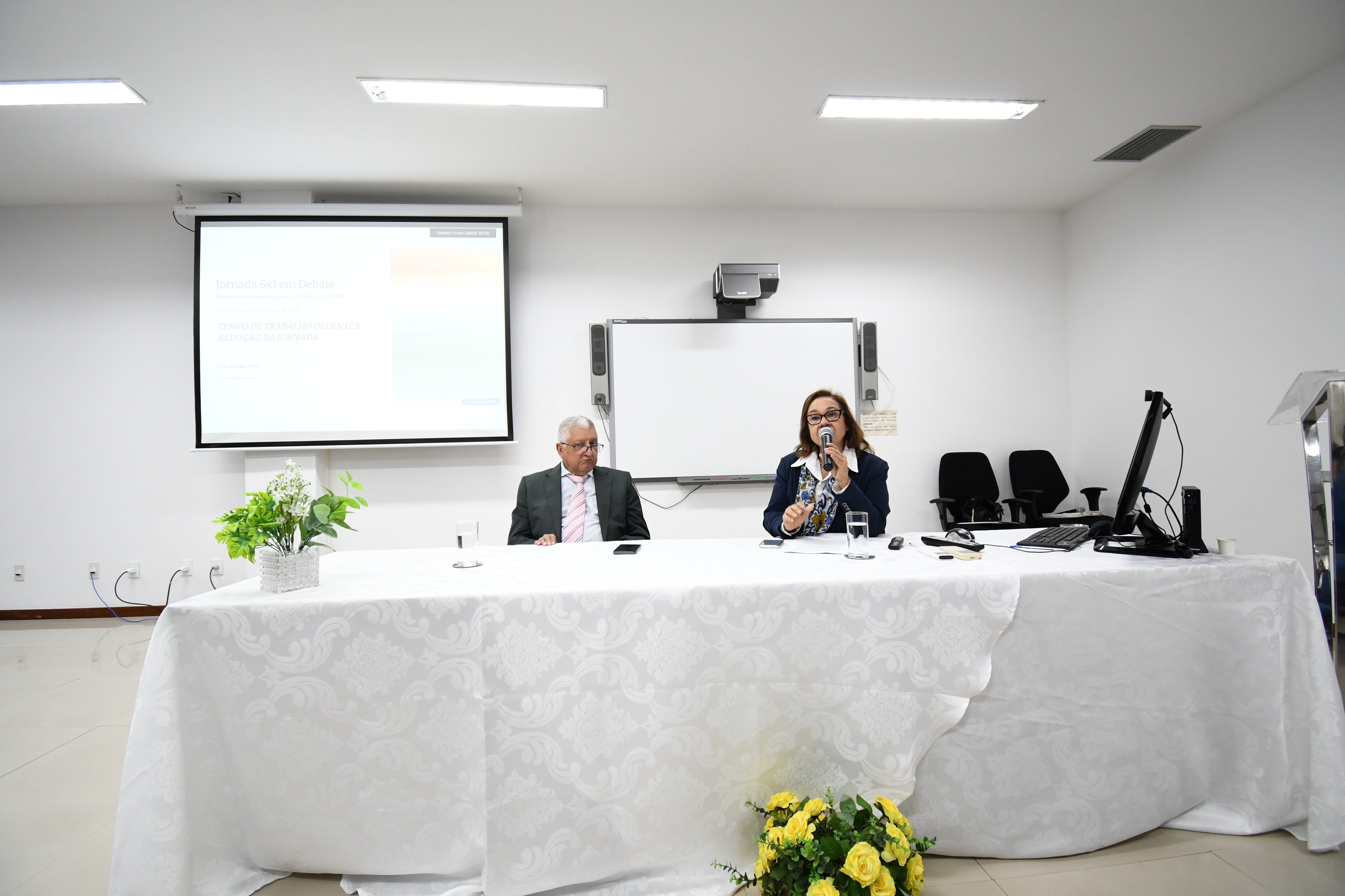 Na sequência, a professora doutora Ynes da Silva Félix ministrou a palestra “Tempo de trabalho decente e redução da jornada”