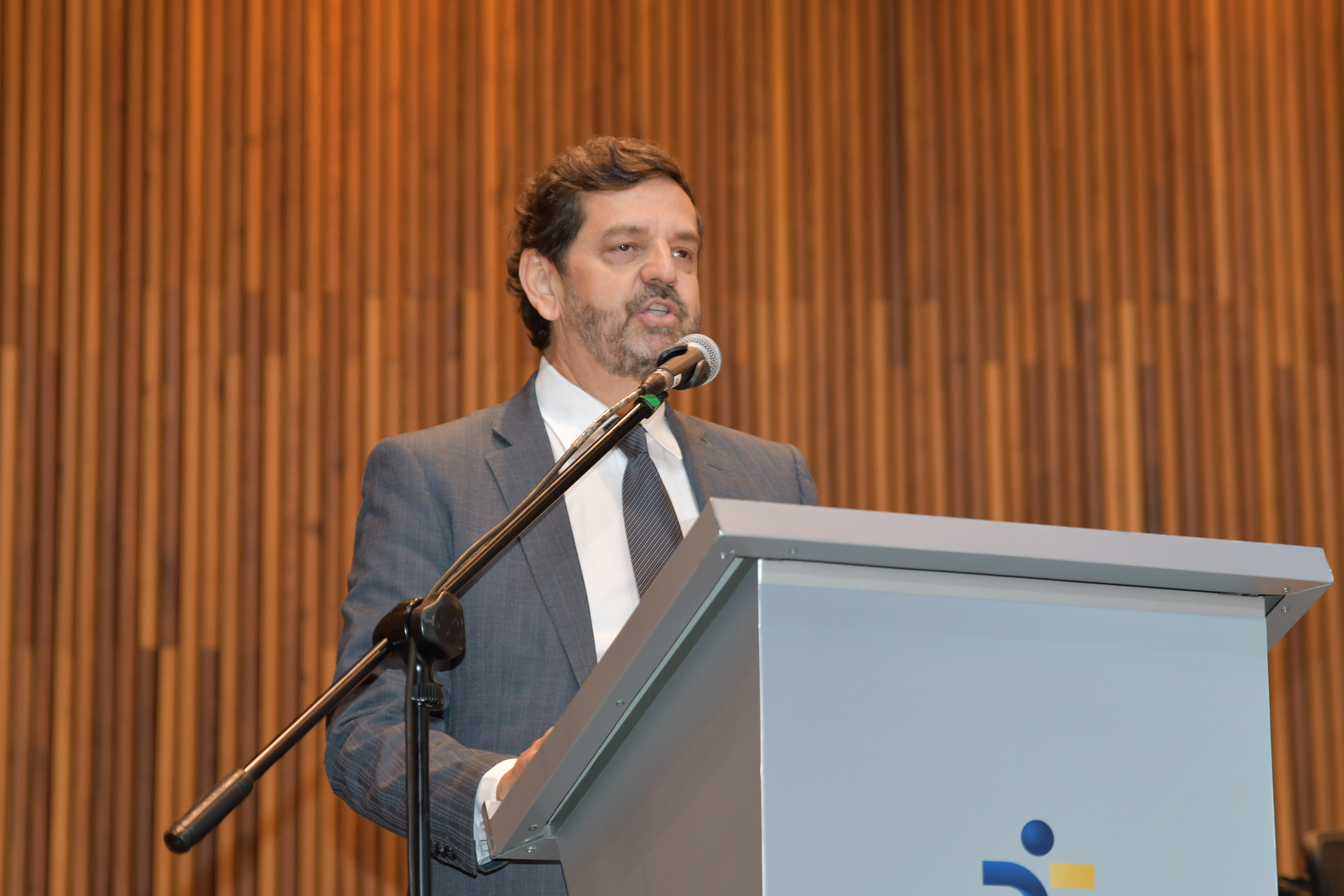 O desembargador Luciano Santana Crispim, do TRT da 18ª Região, apresentou projetos desenvolvidos em Goiás