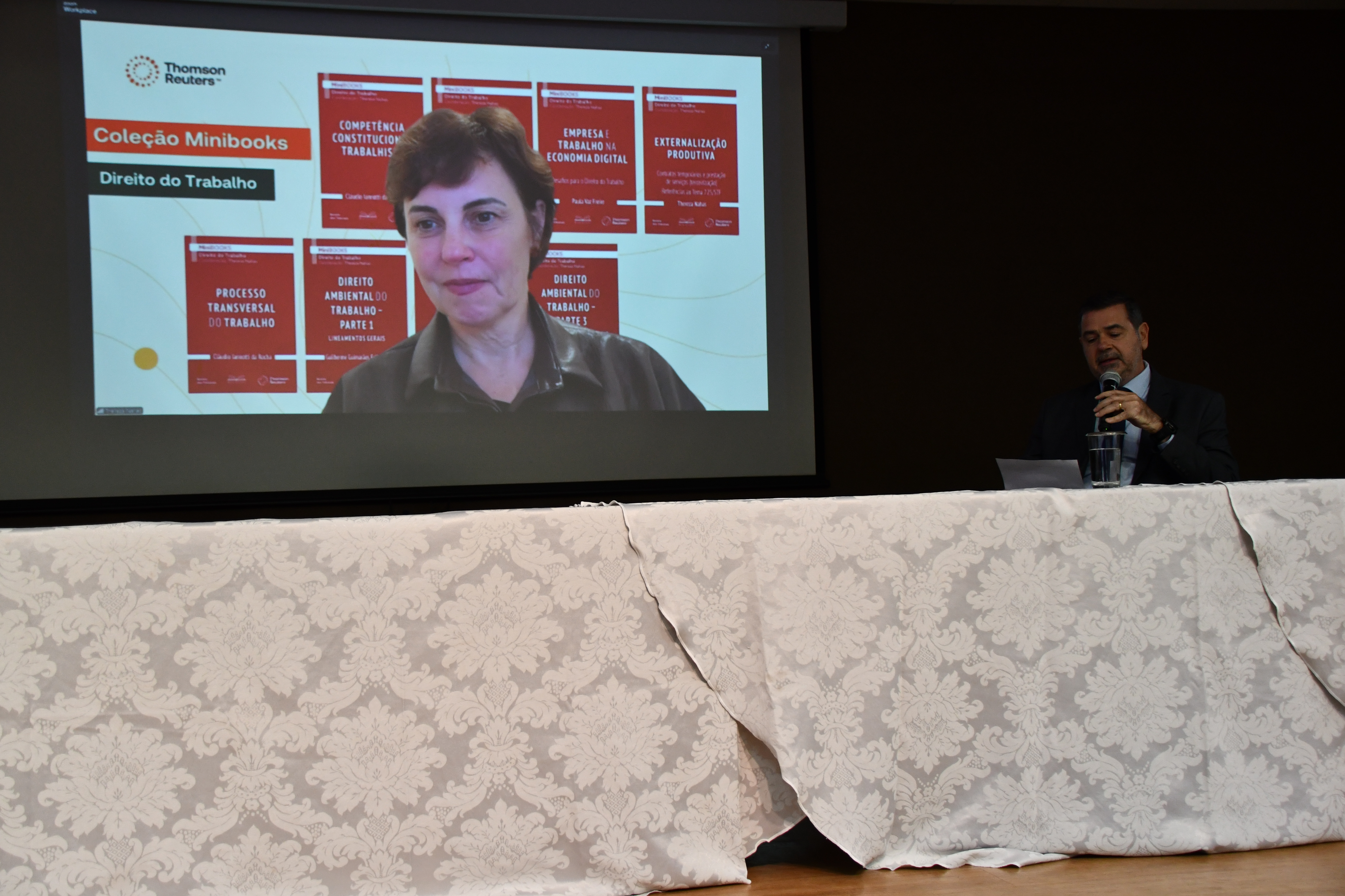 A segunda palestra foi “Negociação Coletiva e Liberdade Sindical – Estudo de Algumas Decisões do TST desde a Perspectiva do Tema 1046/STF e das Normas”, ministrada pela juíza do trabalho Thereza Christina Nahas, do Tribunal Regional do Trabalho da 2ª Região (TRT-2), com o juiz do trabalho Mário Bezerra Salgueiro, do TRT/MS, como debatedor
