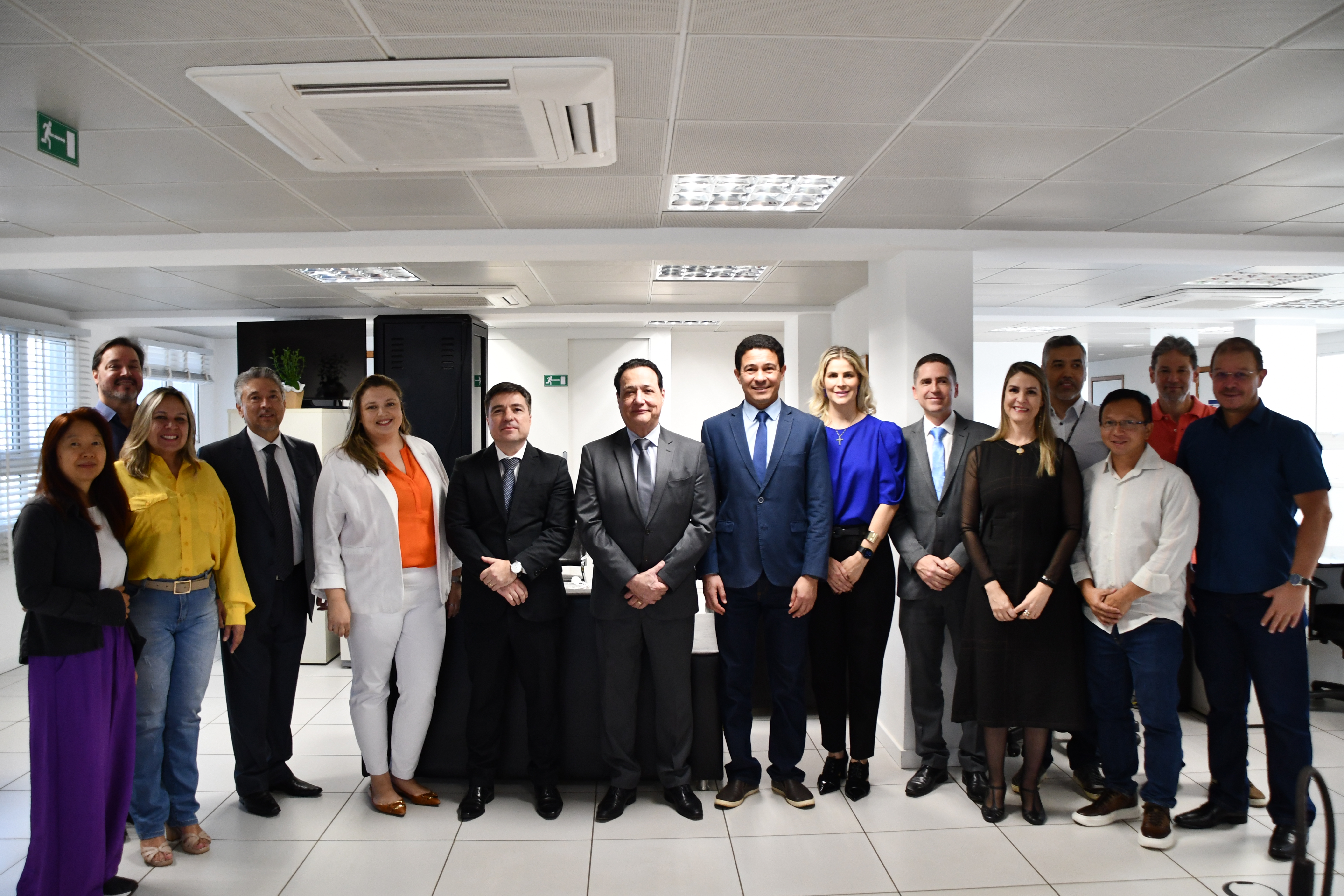 Na foto: o presidente do TRT/MS, des. Tomás Bawden de Castro Silva; O juiz titular da Vara, Renato Luiz Miyasato de Faria; juiz substituto, Izidoro Oliveira Paniago; o diretor de secretaria, Gilson do Espírito Santo; servidoras e servidores da unidade, e os advogados da Associação dos Advogados Trabalhistas, Elizeu Moreira Pinto Júnior e Laura Arruda Pinto