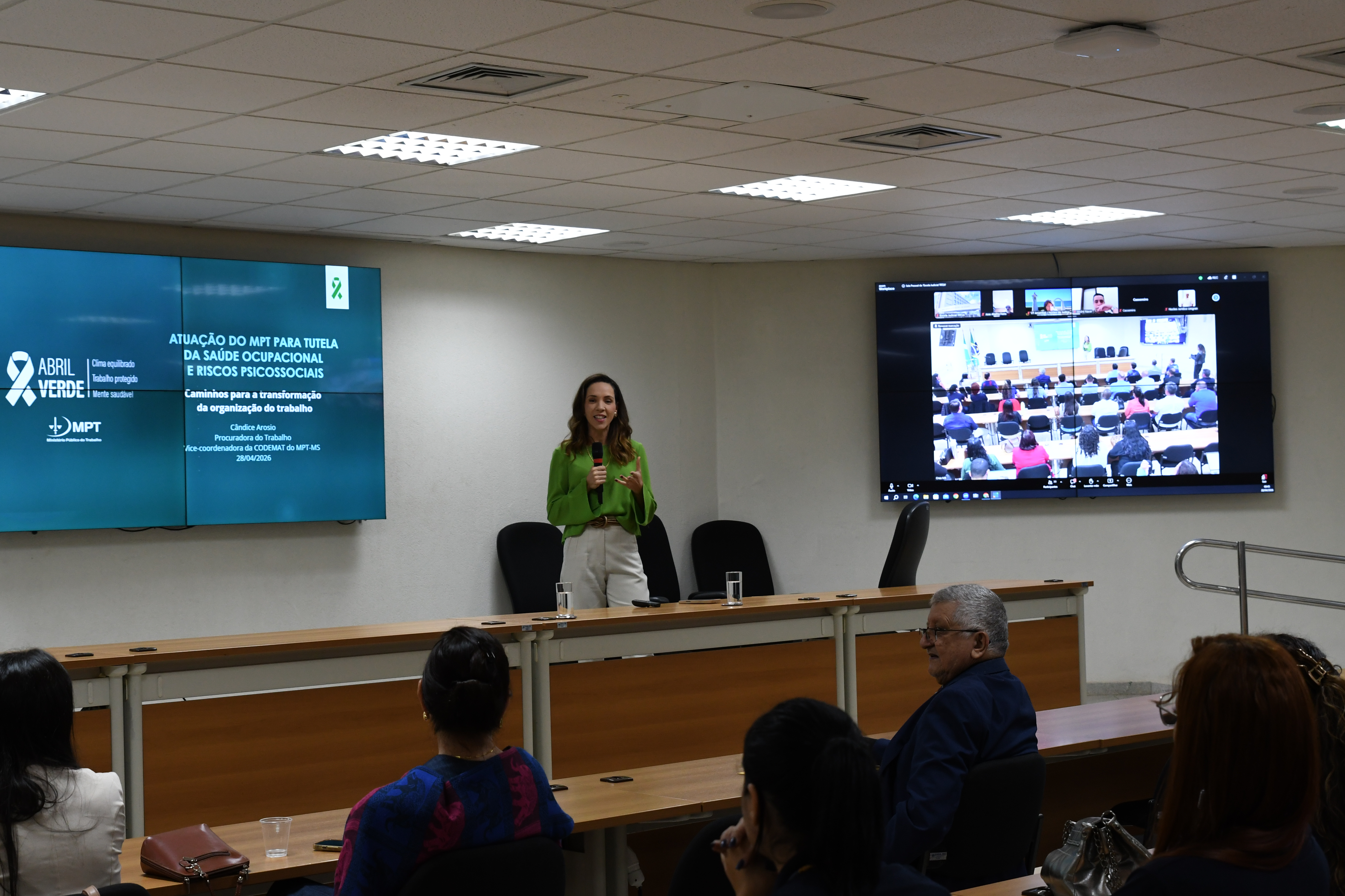 A primeira palestra do evento, intitulada “A atuação do MPT para tutela da Saúde Ocupacional e Riscos Psicossociais”, foi ministrada pela procuradora-chefe do Ministério Público do Trabalho, Cândice Gabriela Arosio.