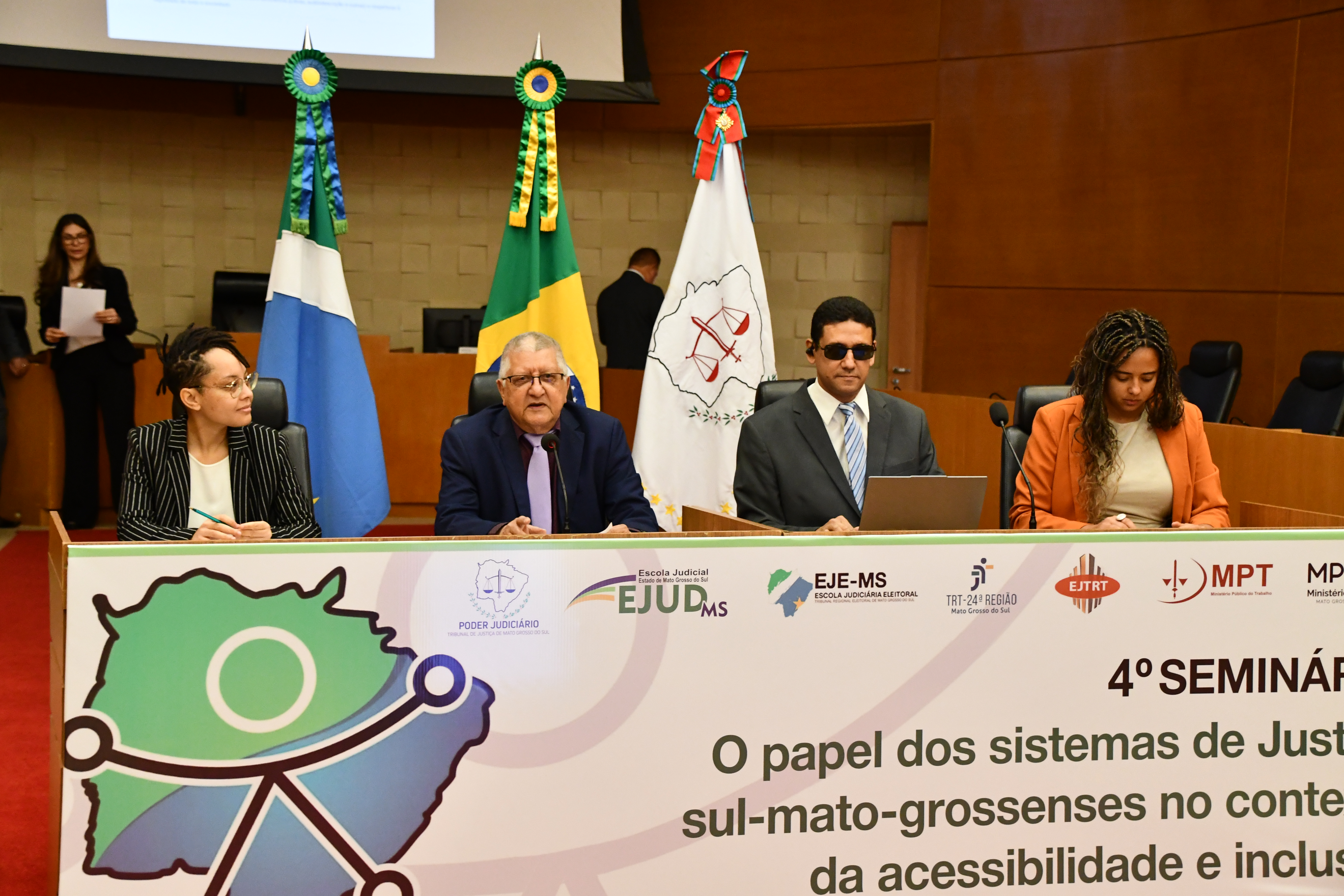O diretor da Escola Judicial do TRT24, desembargador Francisco das Chagas Lima Filho, foi o mediador do primeiro painel do evento