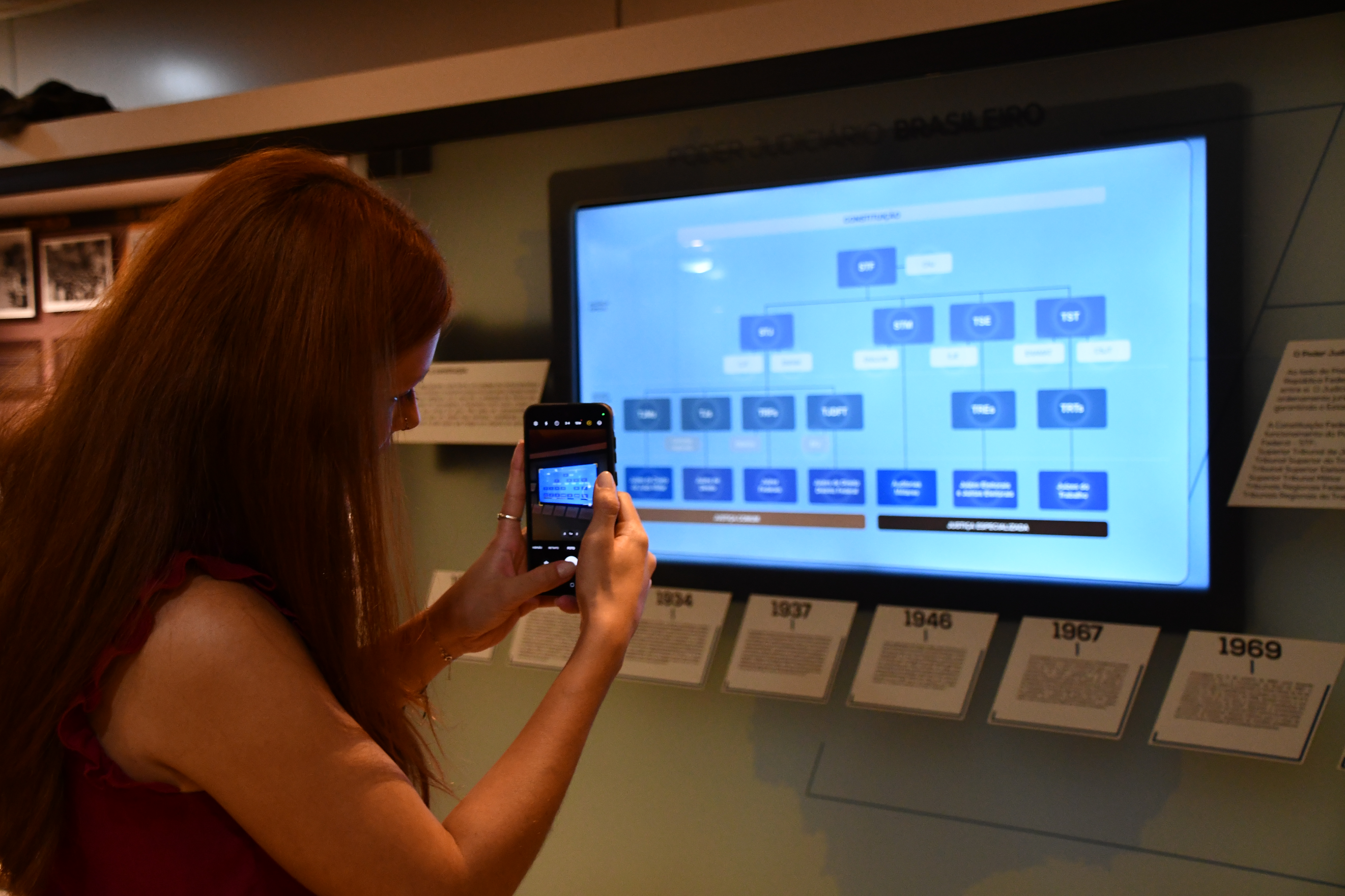 Durante as visitas, os participantes acompanham parte de uma sessão de julgamento de uma das Turmas do Tribunal e conhecem o Memorial do TRT/MS,
