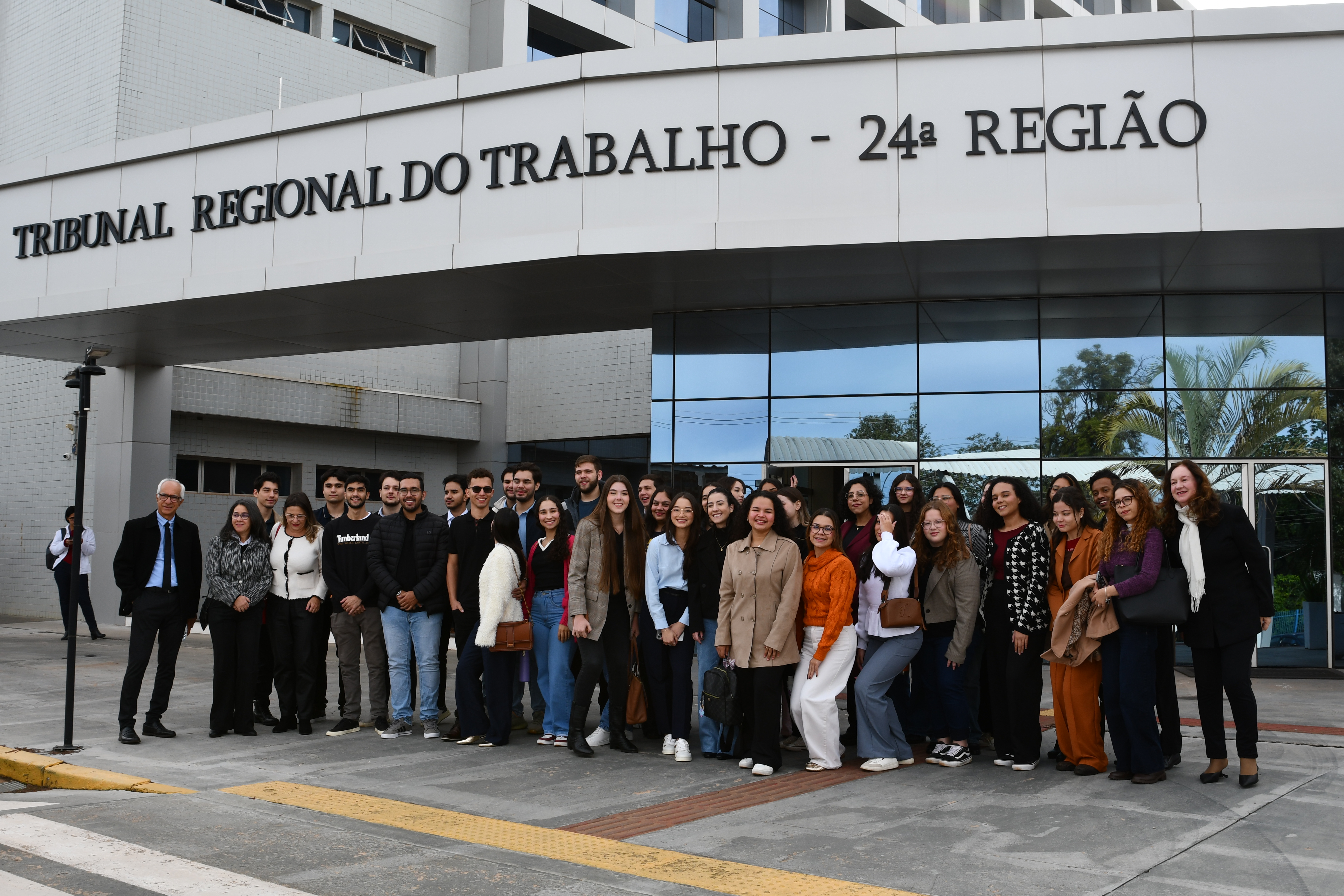 Acadêmicos da UEMS de Dourados participam do projeto TRT na Prática