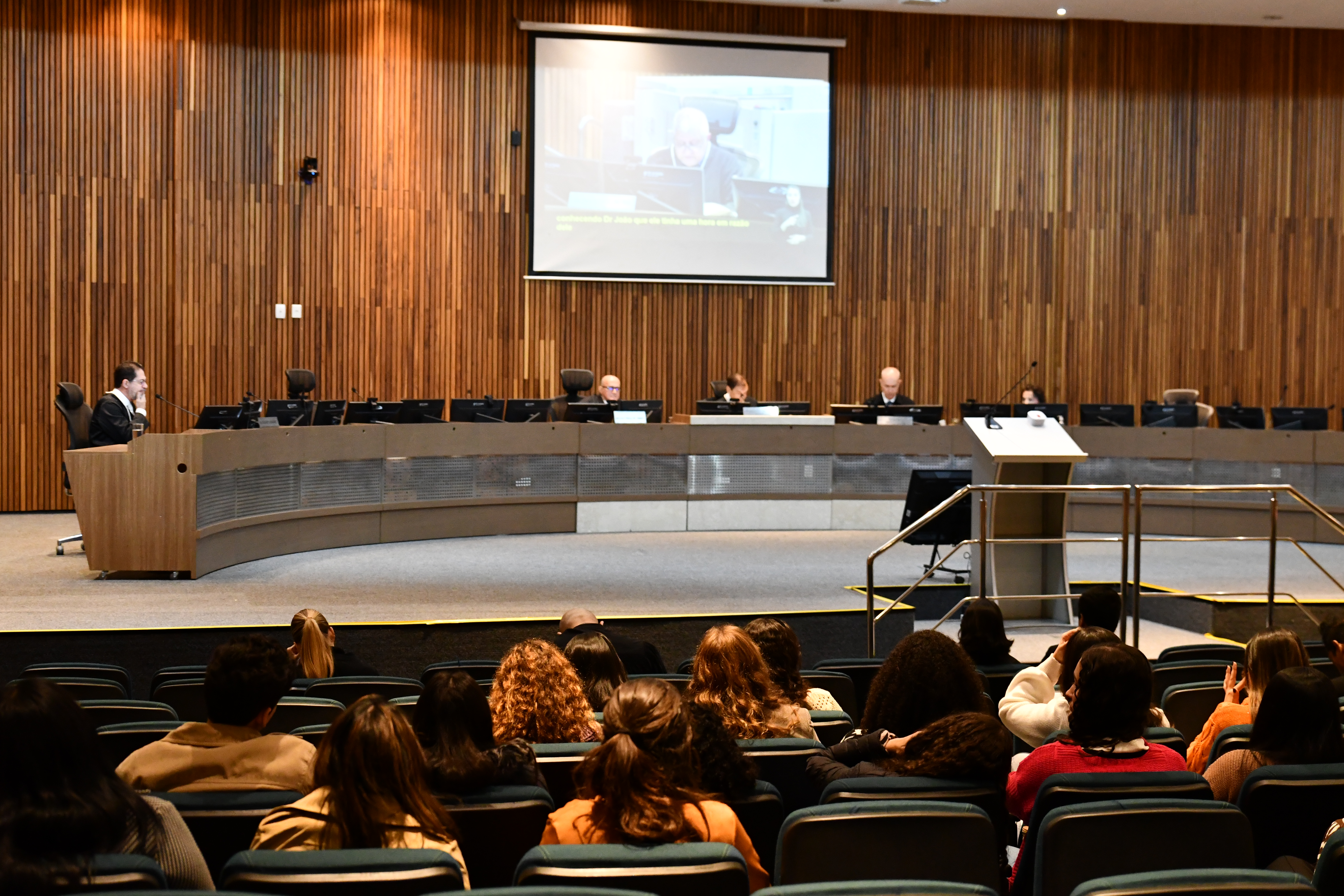 Os acadêmicos assistiram uma sessão de julgamento