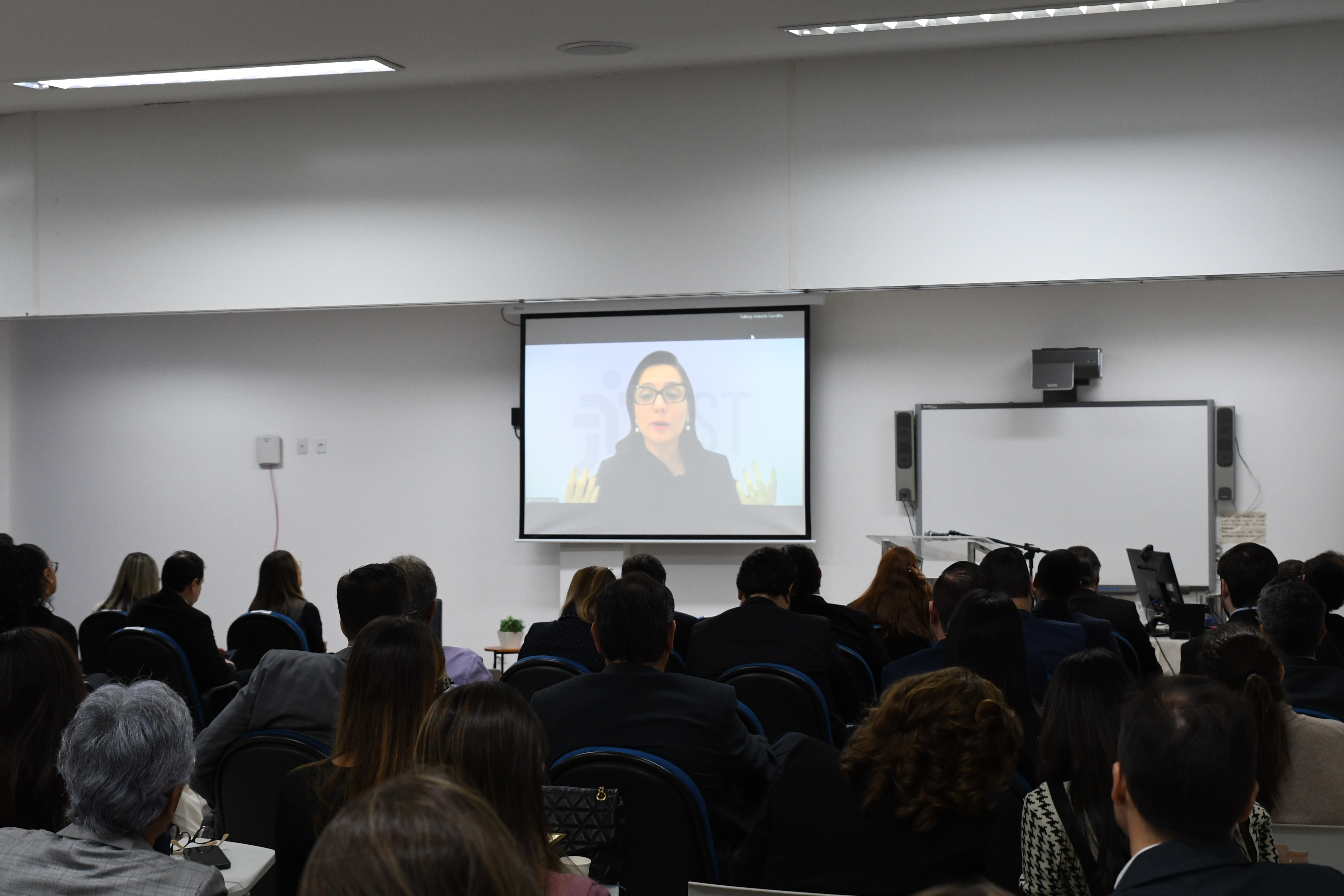 A juíza Roberta de Melo Carvalho ministrou a palestra “Acesso à justiça na vida real: como os Cejuscs transformam a cidadania em efetividade”. 