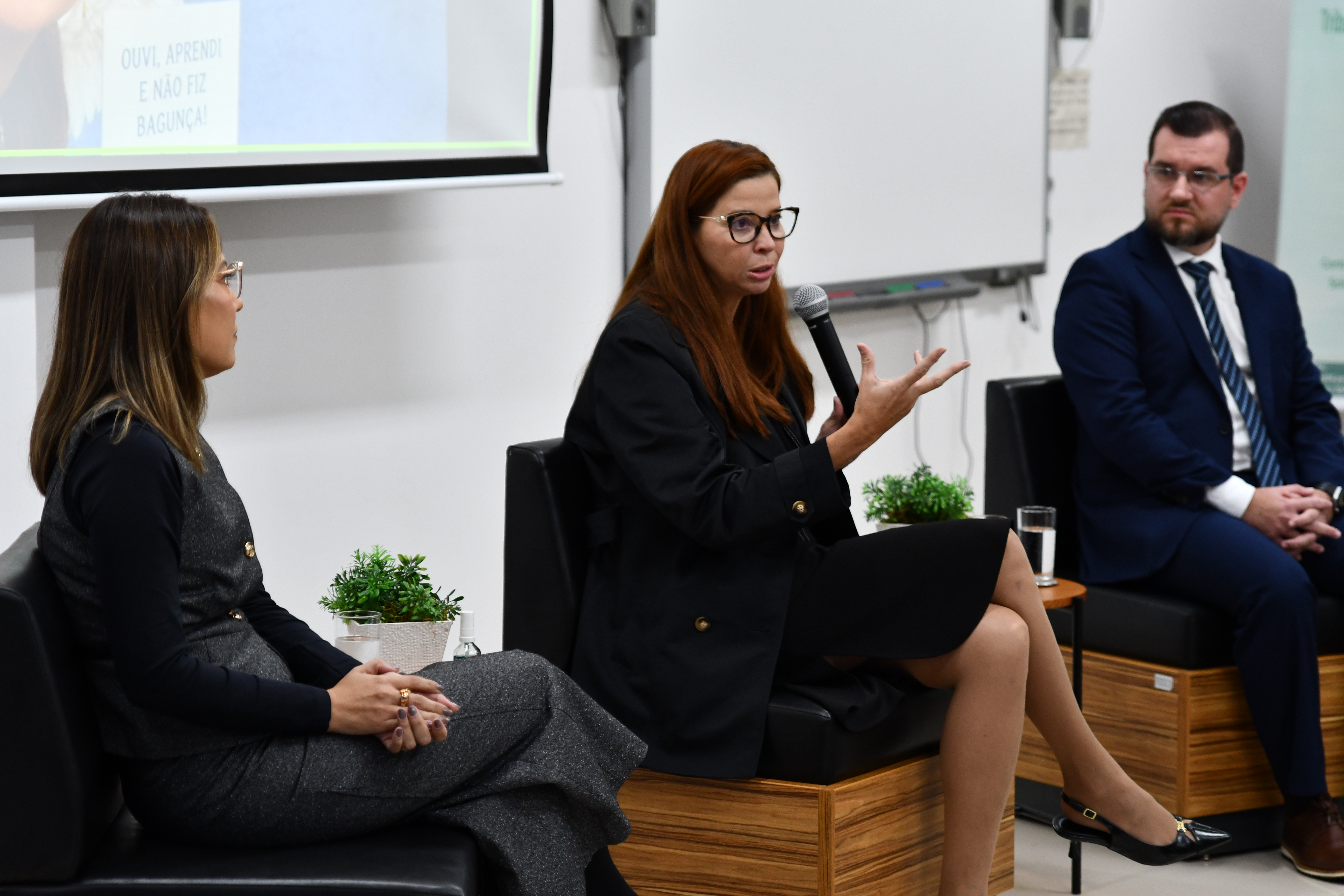 A programação contou ainda com a palestra da juíza Déa Marisa Cubel Yule sobre “Reclamação Pré-Processual”, com debates conduzidos por Larissa Moraes Cantero e Bruno Alexandre Rumiatto