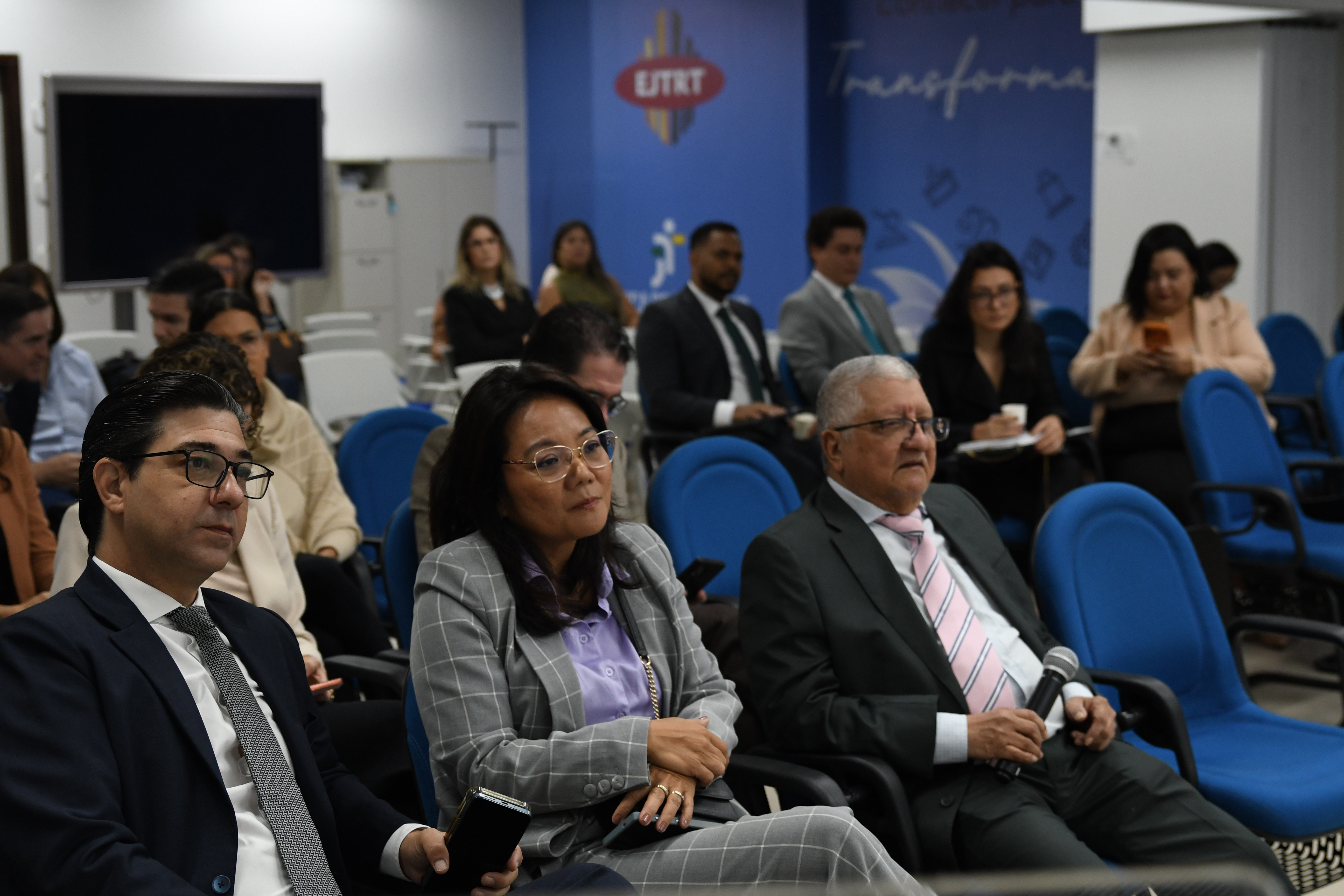 O encontro reuniu magistrados (as), servidores (as), representantes da advocacia e a sociedade civil, permitindo a participação da comunidade na construção das diretrizes que orientam a atuação da Justiça do Trabalho.