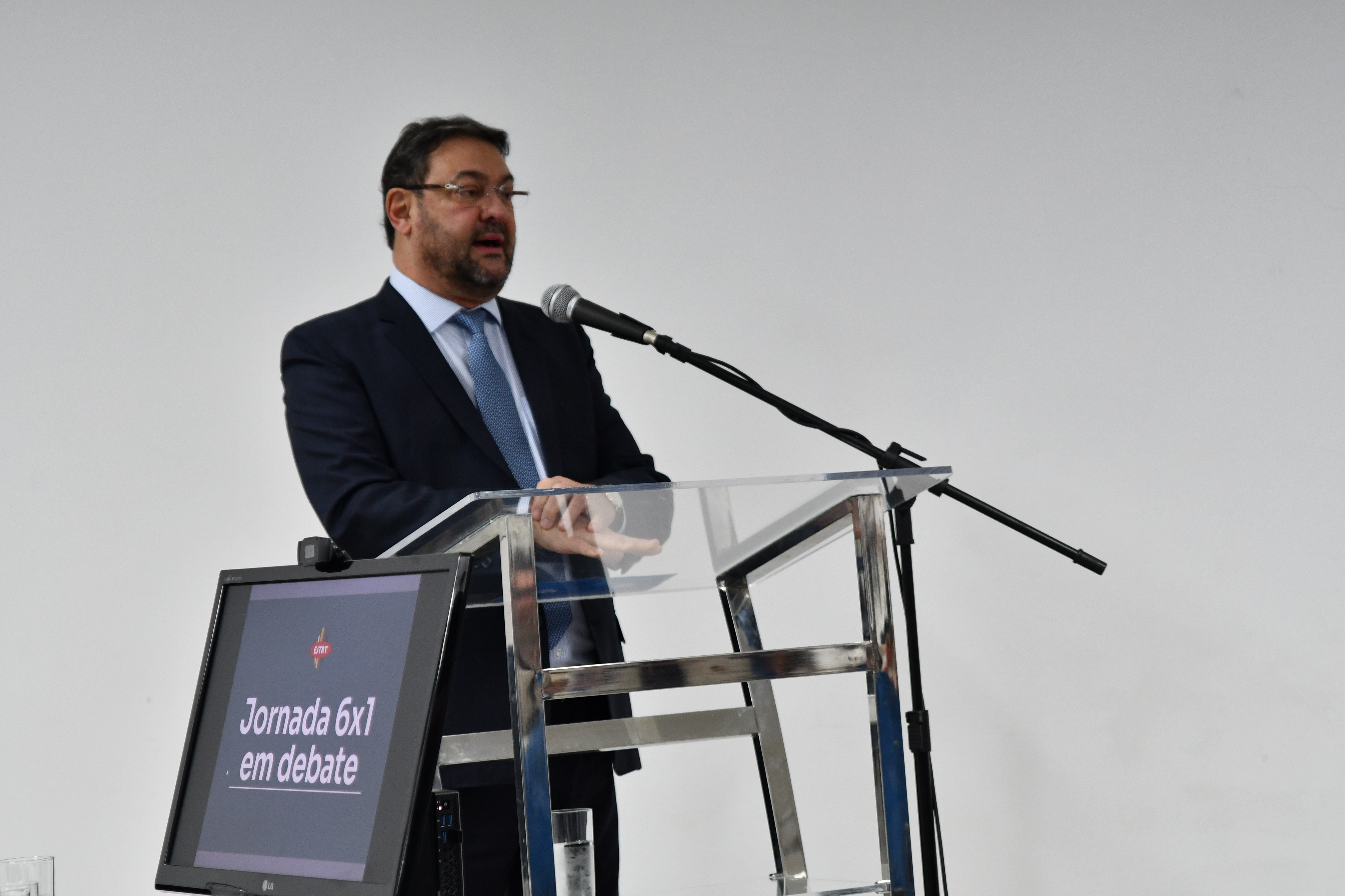 Representando o setor industrial, o presidente da Fiems, Sérgio Longen, defendeu que as discussões sobre eventuais mudanças na jornada de trabalho sejam conduzidas de forma técnica, considerando os impactos para os diversos segmentos econômicos.
