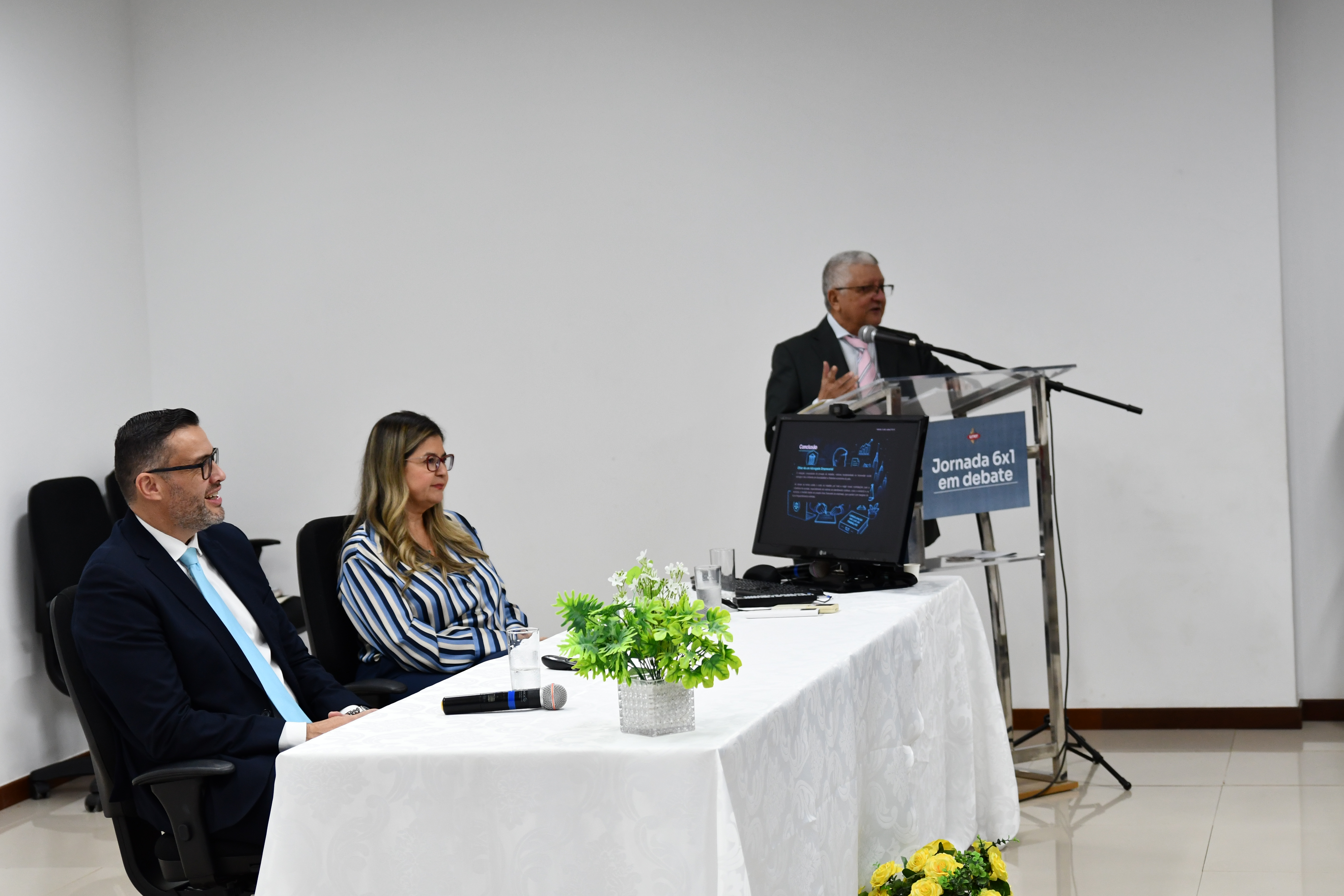 No período da manhã, o advogado Fernando Frioli Pinto apresentou o painel “Fim da jornada 6x1: reflexões de um advogado empresarial sobre saúde do trabalhador, produtividade e desafios econômicos”, tendo como debatedora a advogada Lidiane Vilhagra