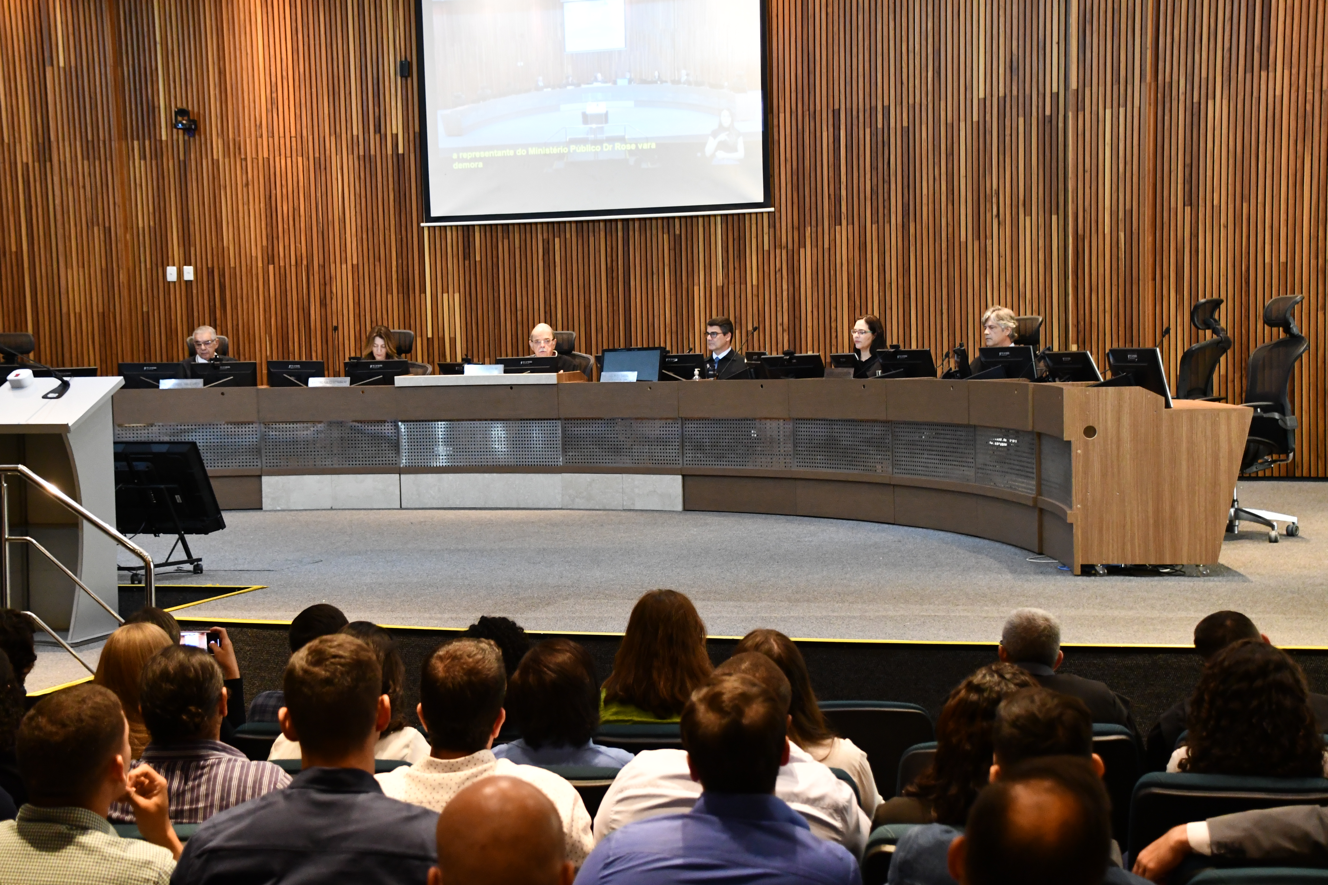 Acadêmicos assistem uma sessão da primeira turma do trt/ms