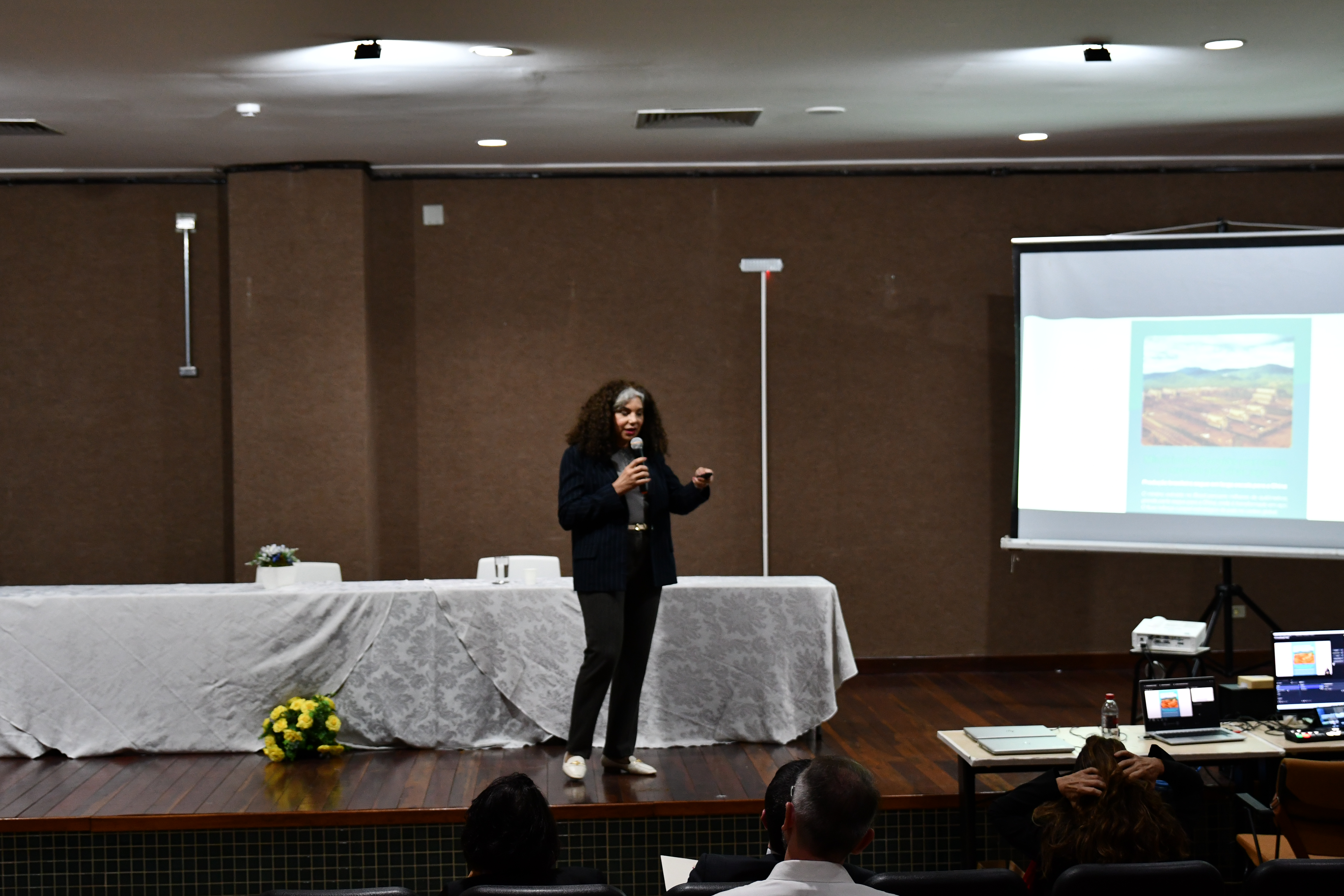 Na quarta palestra, a juíza do trabalho do TRT da 23ª Região, Claudirene Andrade Ribeiro abordou a responsabilidade das cadeias produtivas no enfrentamento ao trabalho escravo e ao tráfico de pessoas