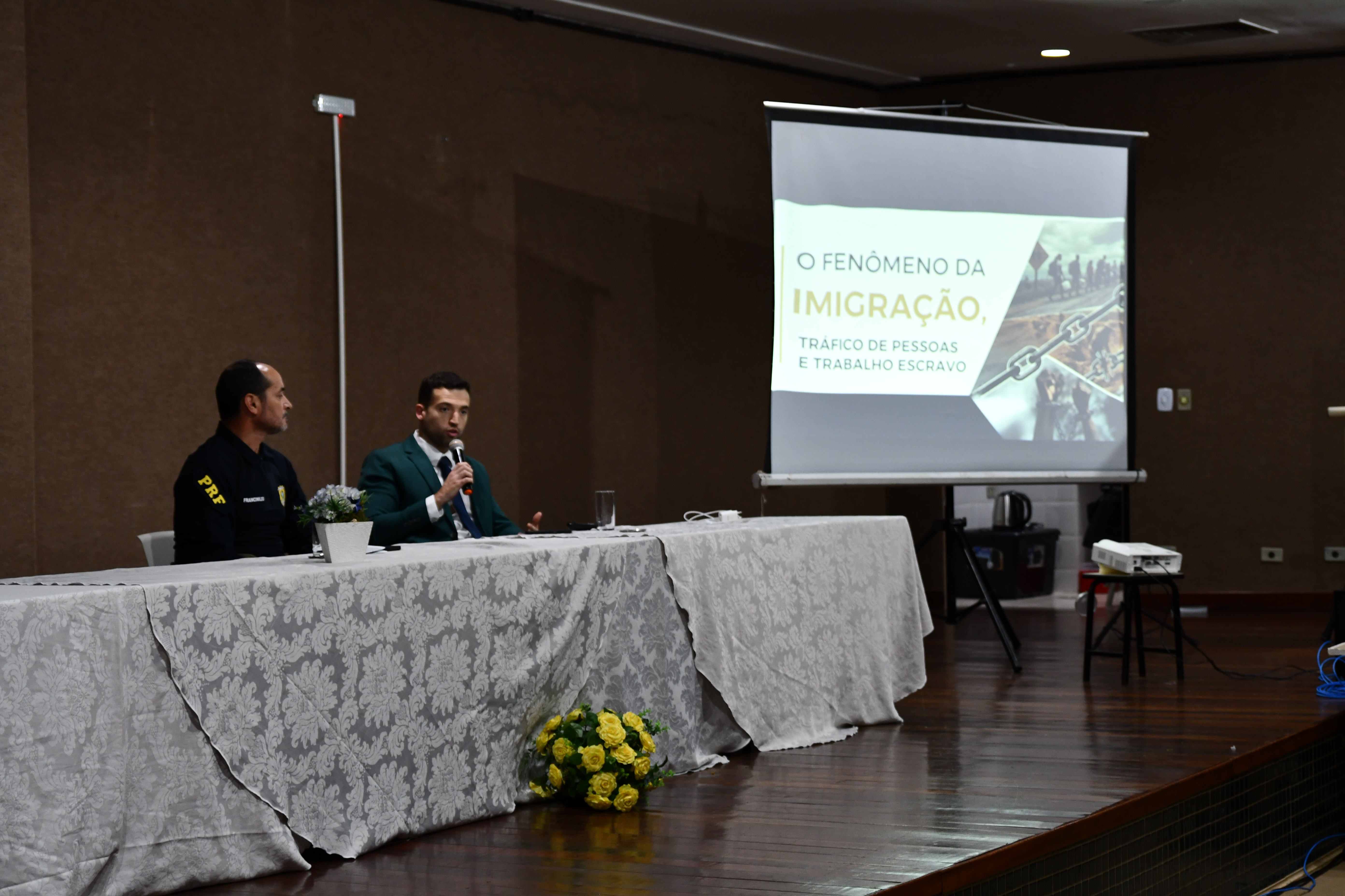 Encerrando a programação, o delegado da Polícia Federal em Corumbá, Alexsandro Pereira de Carvalho, ministrou o painel “Procedimentos Legais para a Imigração: Entrada, Permanência e Saída de Pessoas do Território Nacional” e o chefe da 3ª Delegacia da Polícia Rodoviária Federal em Corumbá, inspetor Francinildo Fernandes de Araújo, apresentou o painel “A Fiscalização do Tráfico de Pessoas via Terrestre”