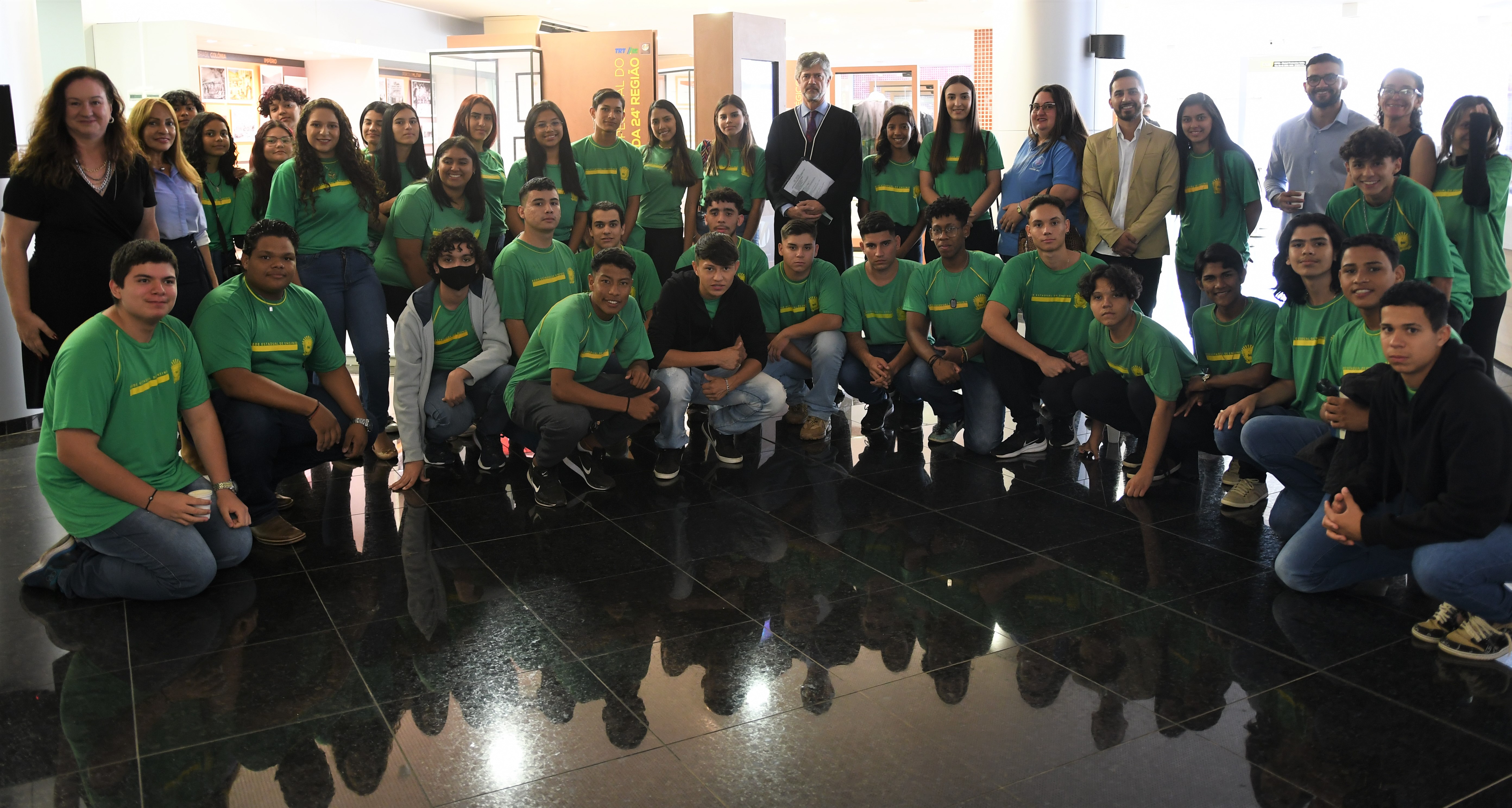 Foto dos alunos, professores e servidores que participaram da visita ao TRT 24.