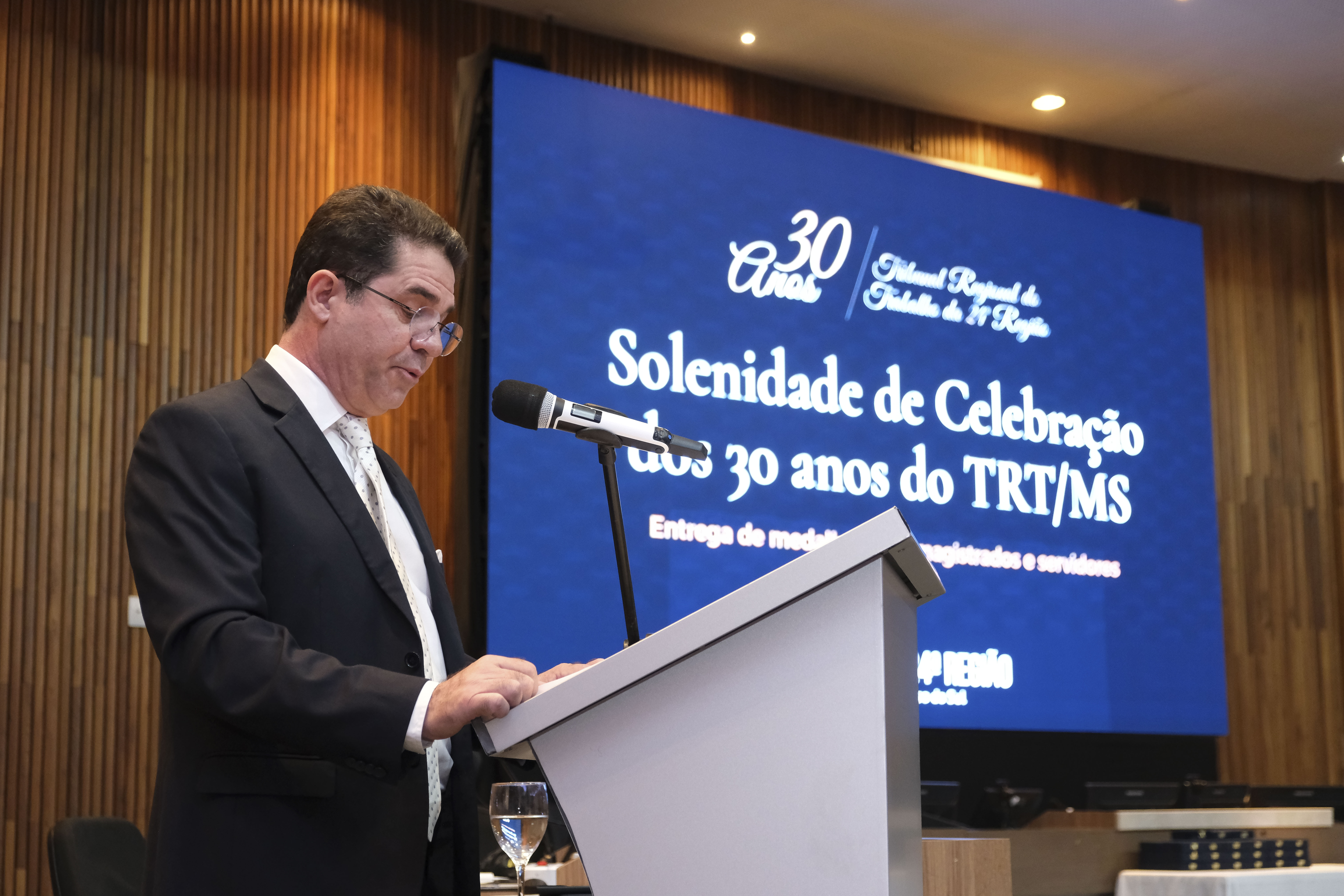 O presidente do TRT/MS, desembargador João Marcelo, foi aprovado no primeiro concurso para juiz do tribunal e foi um dos homenageados da noite.