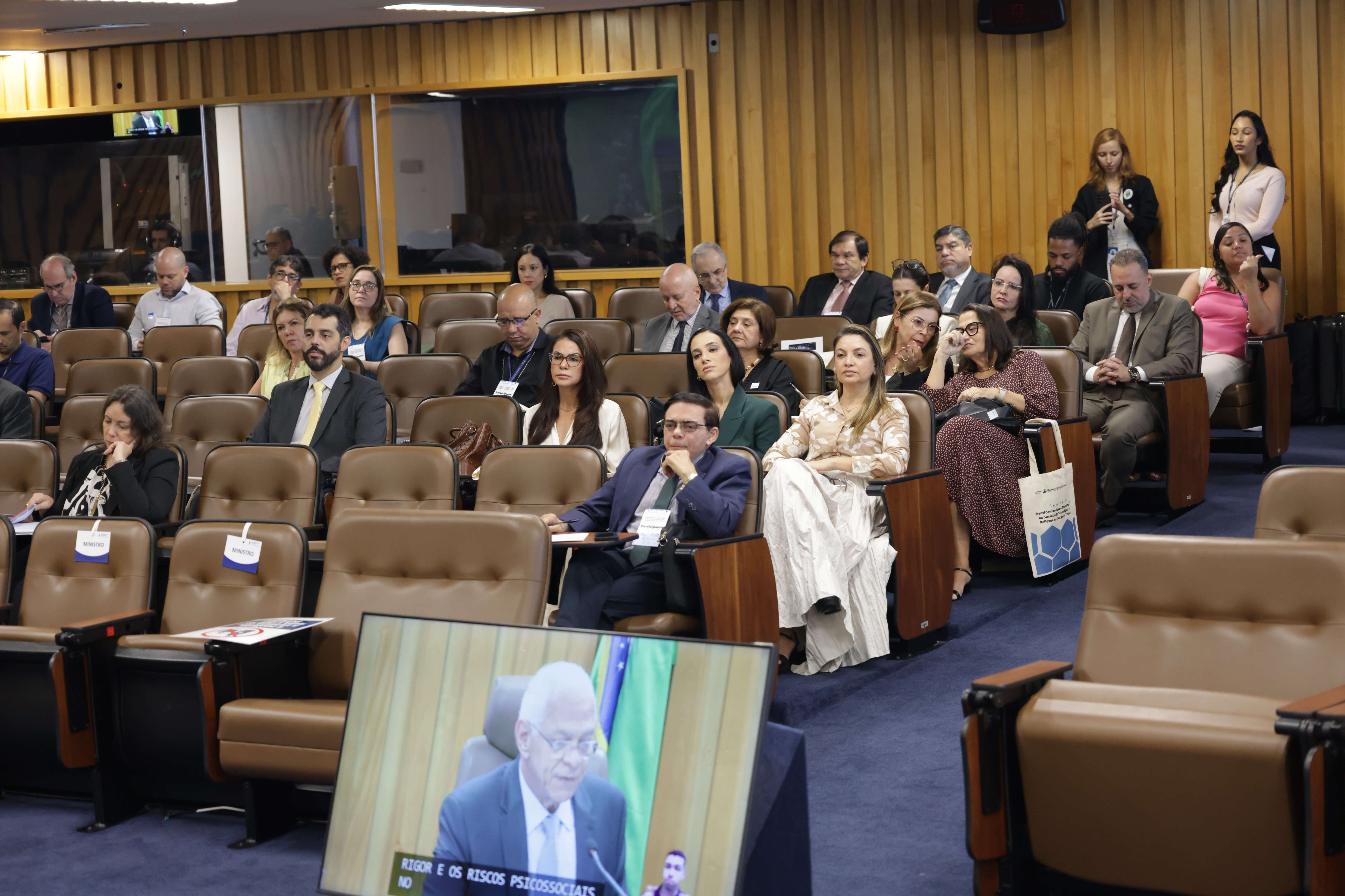 Os gestores regionais do Programa Nacional de Prevenção de Acidentes do Trabalho (Programa Trabalho Seguro) do Tribunal Regional do Trabalho da 24ª Região (TRT/MS), desembargador João de Deus Gomes de Souza e juíza Hella de Fátima Maeda, participaram, ontem (30/9), do Seminário “Transformações do Trabalho Seguro na Sociedade Tecnológica e seus Reflexos na Justiça do Trabalho”