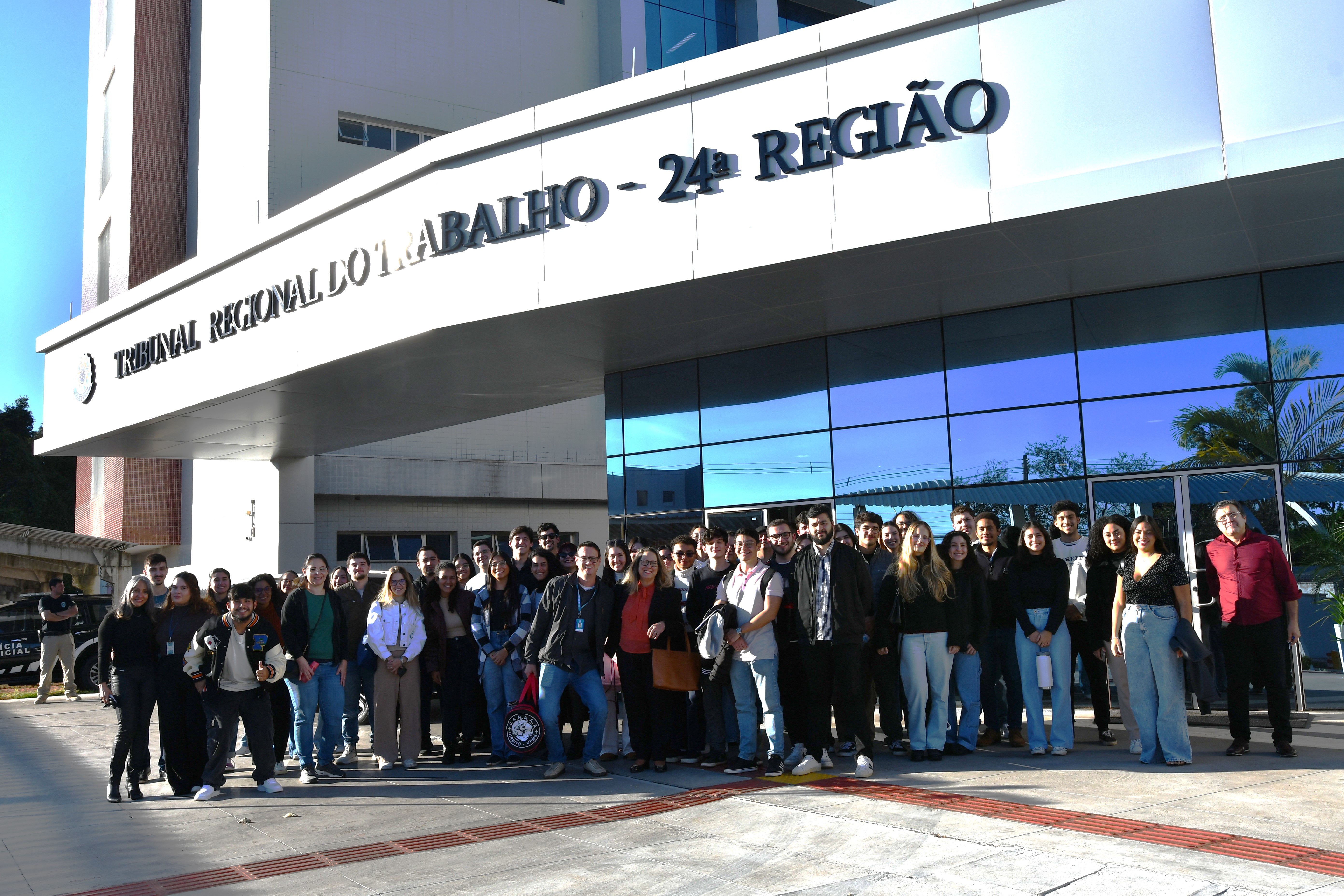 Alunos da ufms em frente ao prédio do TRT24ª