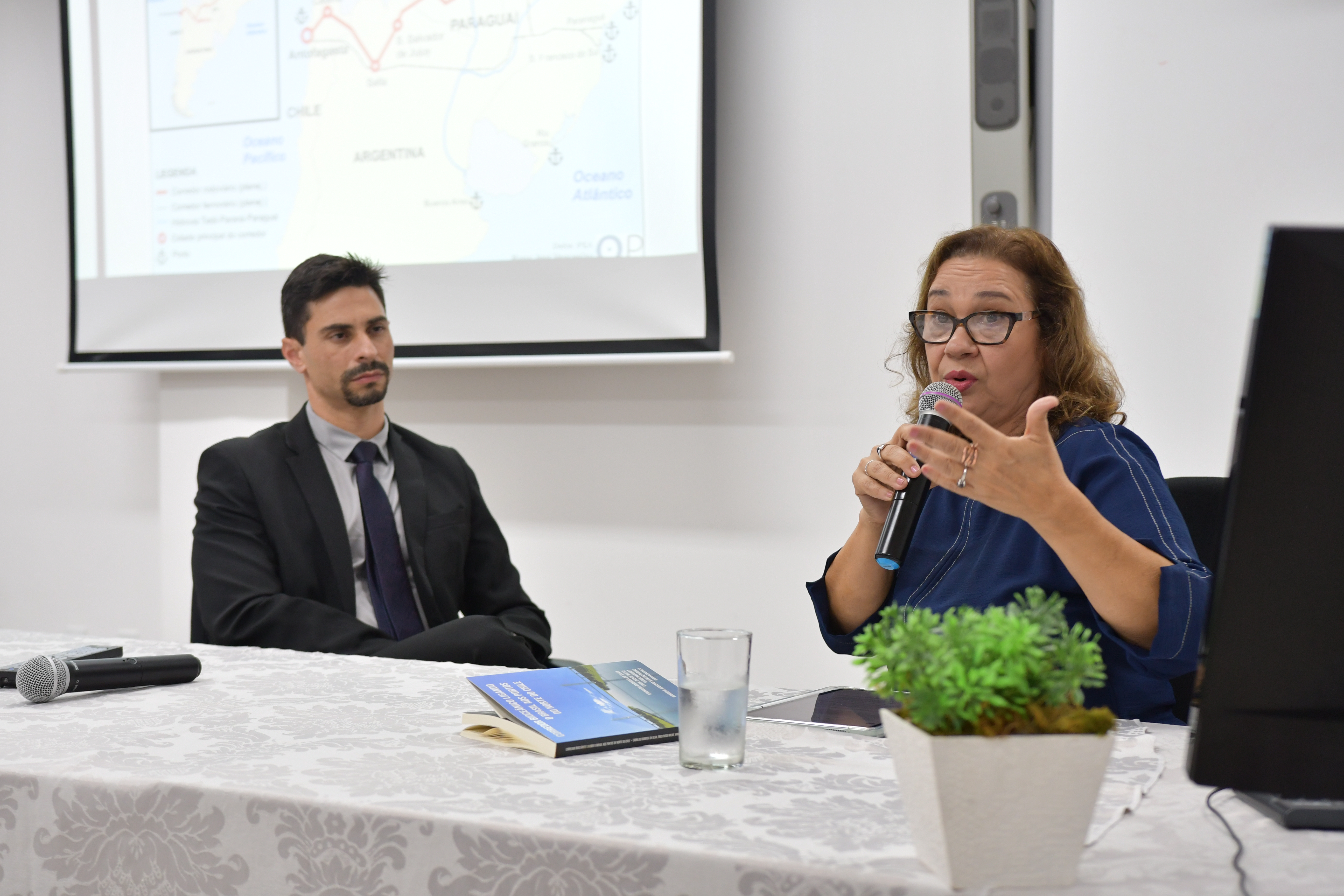 O segundo painel, “Efeitos que a Rota Bioceânica poderá trazer para as relações de trabalho em Mato Grosso do Sul”, contou com exposições da professora doutora da UFMS, Ynes da Silva Félix, e do juiz do TRT da 15ª Região, Régis Antonio Bersanin Nieddu.