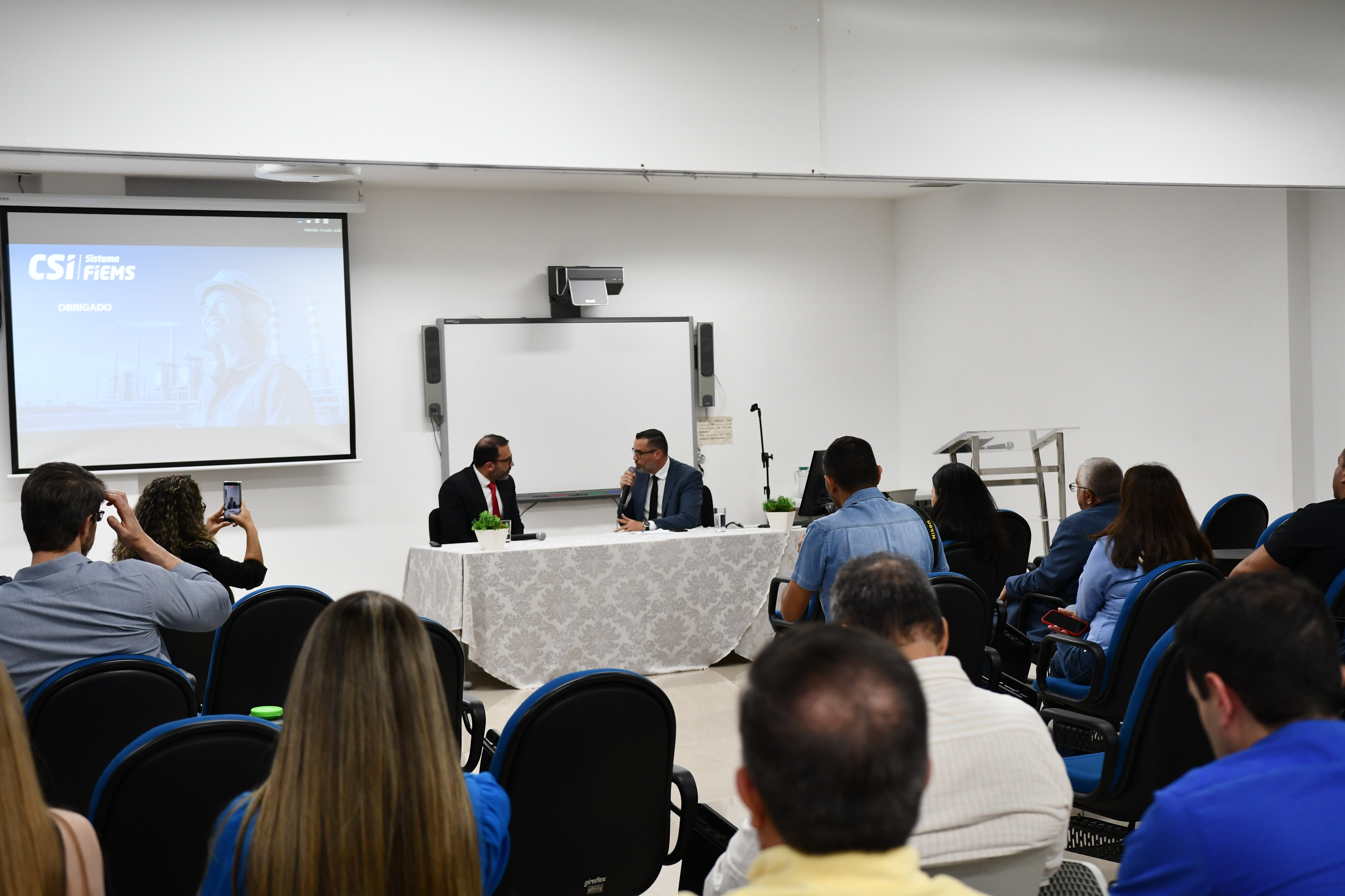 O último painel, intitulado “A sustentabilidade da Indústria de MS e o mercado de trabalho”, teve como palestrante o diretor de Sustentabilidade da FIEMS, Robson Del Casale, com mediação do advogado Fernando Frioli.