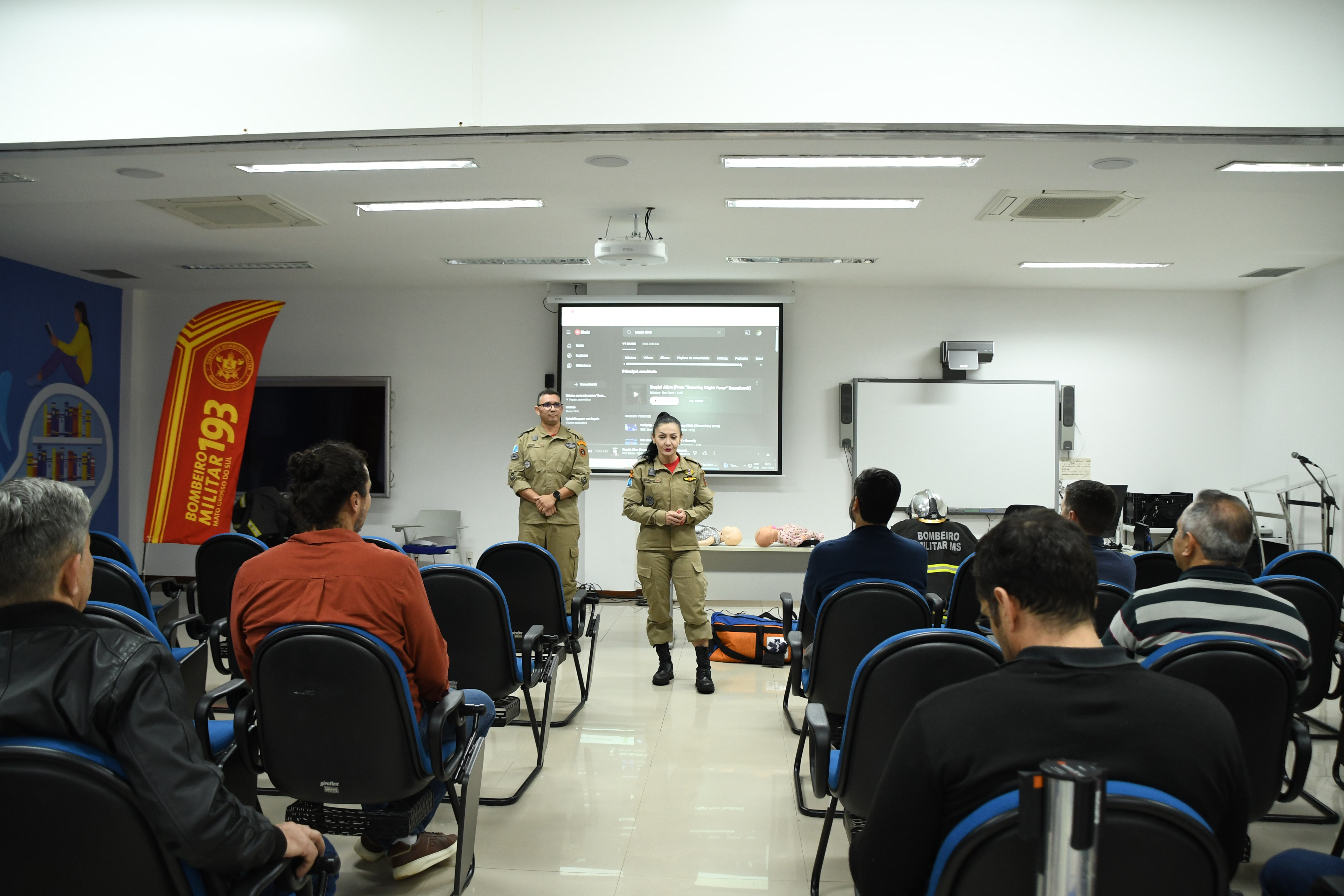 os servidores do Tribunal Regional do Trabalho da 24ª Região (TRT/MS) participaram do Treinamento de Brigada de Incêndio, realizado no prédio-sede do tribunal.