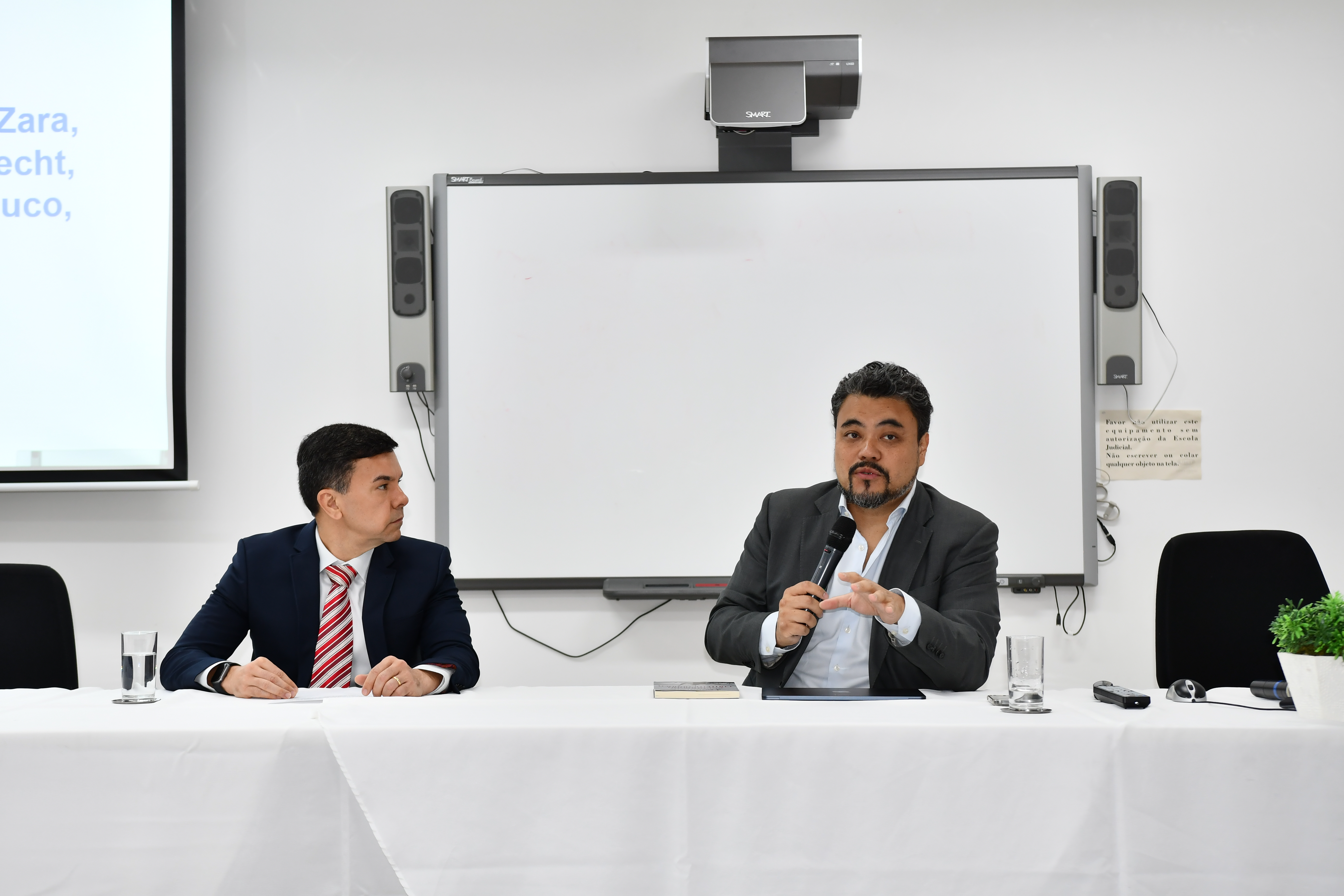 A primeira palestra do evento foi com o jornalista e professor doutor Leonardo Sakamoto
