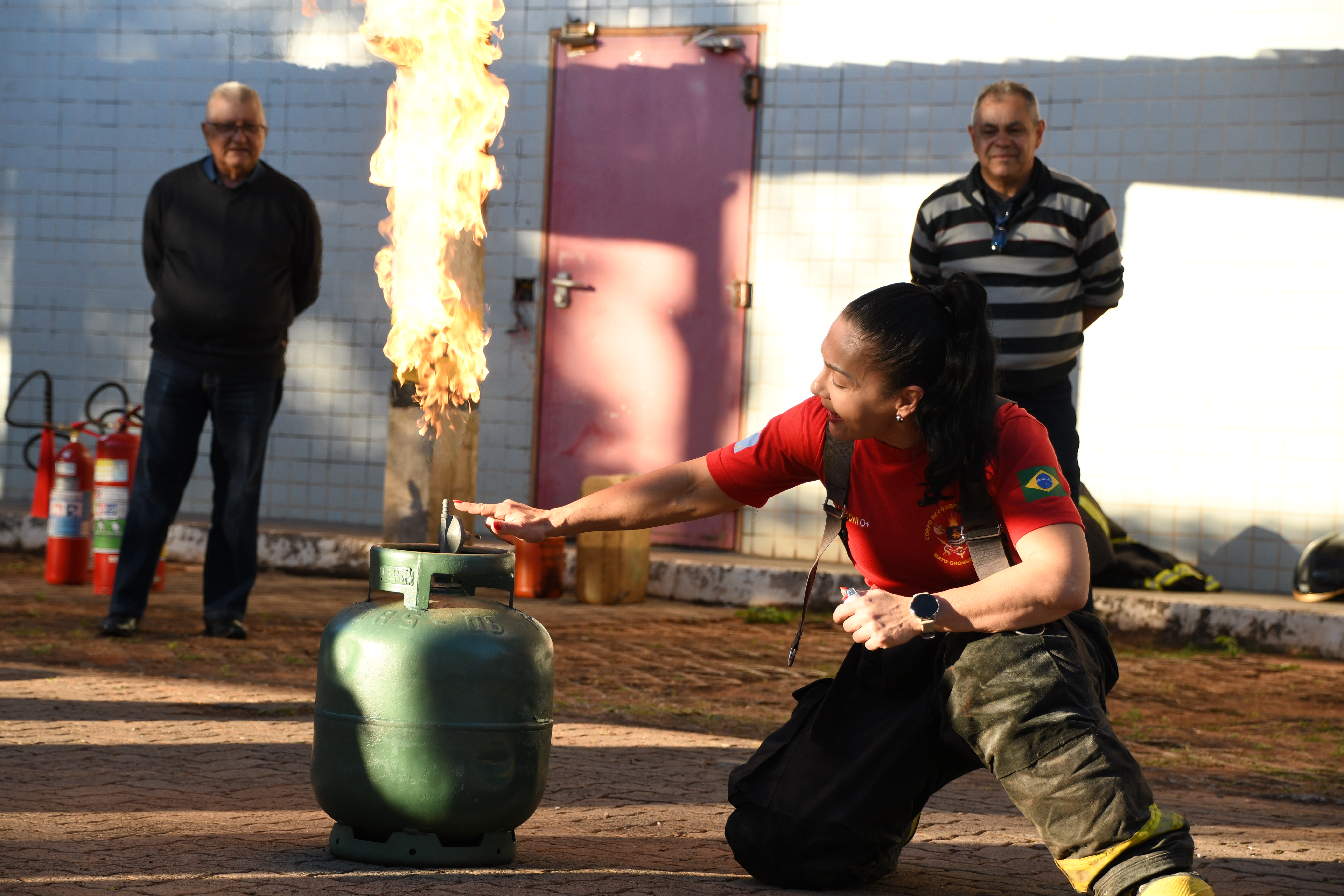 foram abordadas noções de combate a princípios de incêndio, incluindo a propagação do fogo e as diferentes classes de incêndio