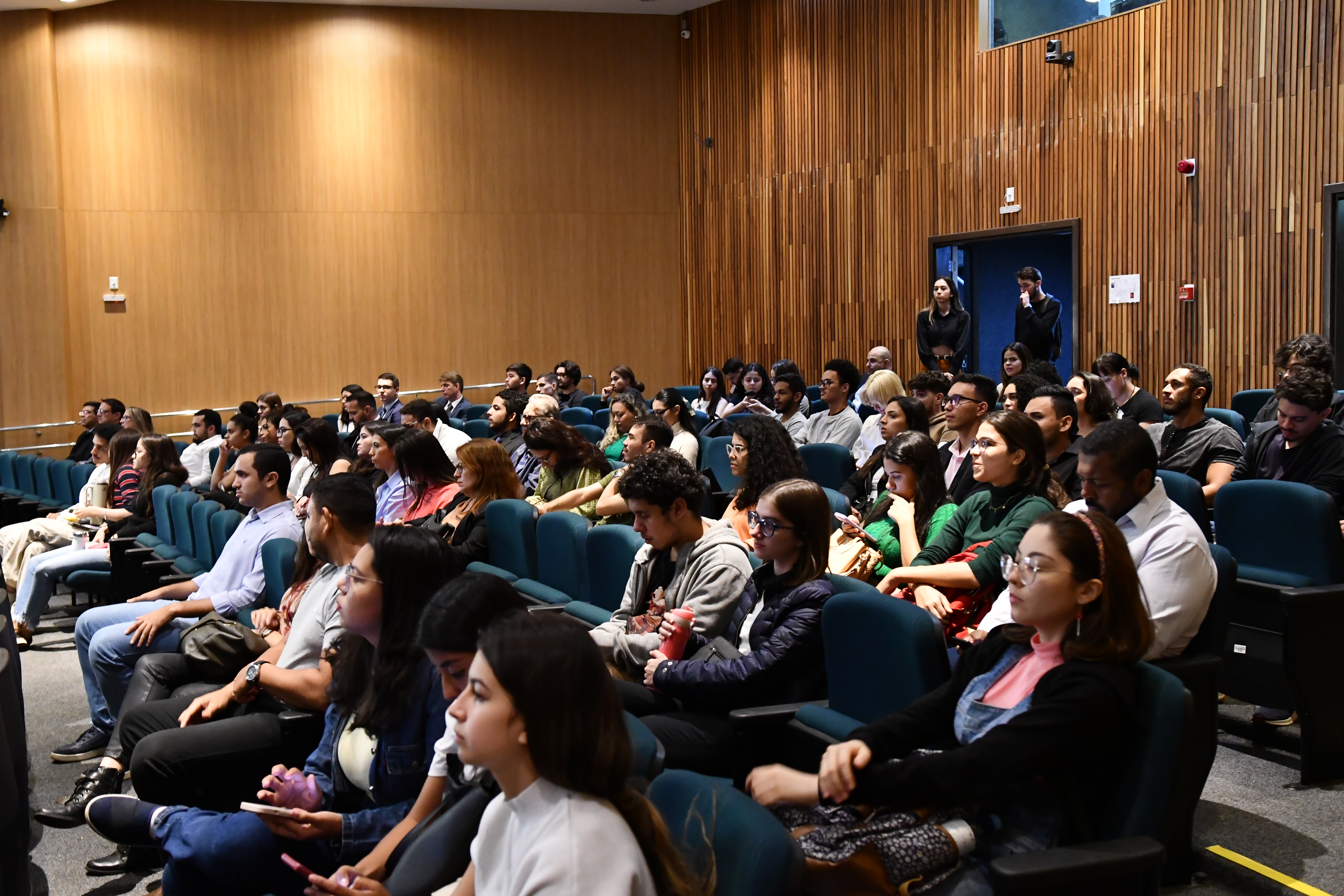 erca 68 alunos da Universidade Federal de Mato Grosso do Sul da Faculdade Insted participaram de uma visita técnica do Projeto TRT na Prática