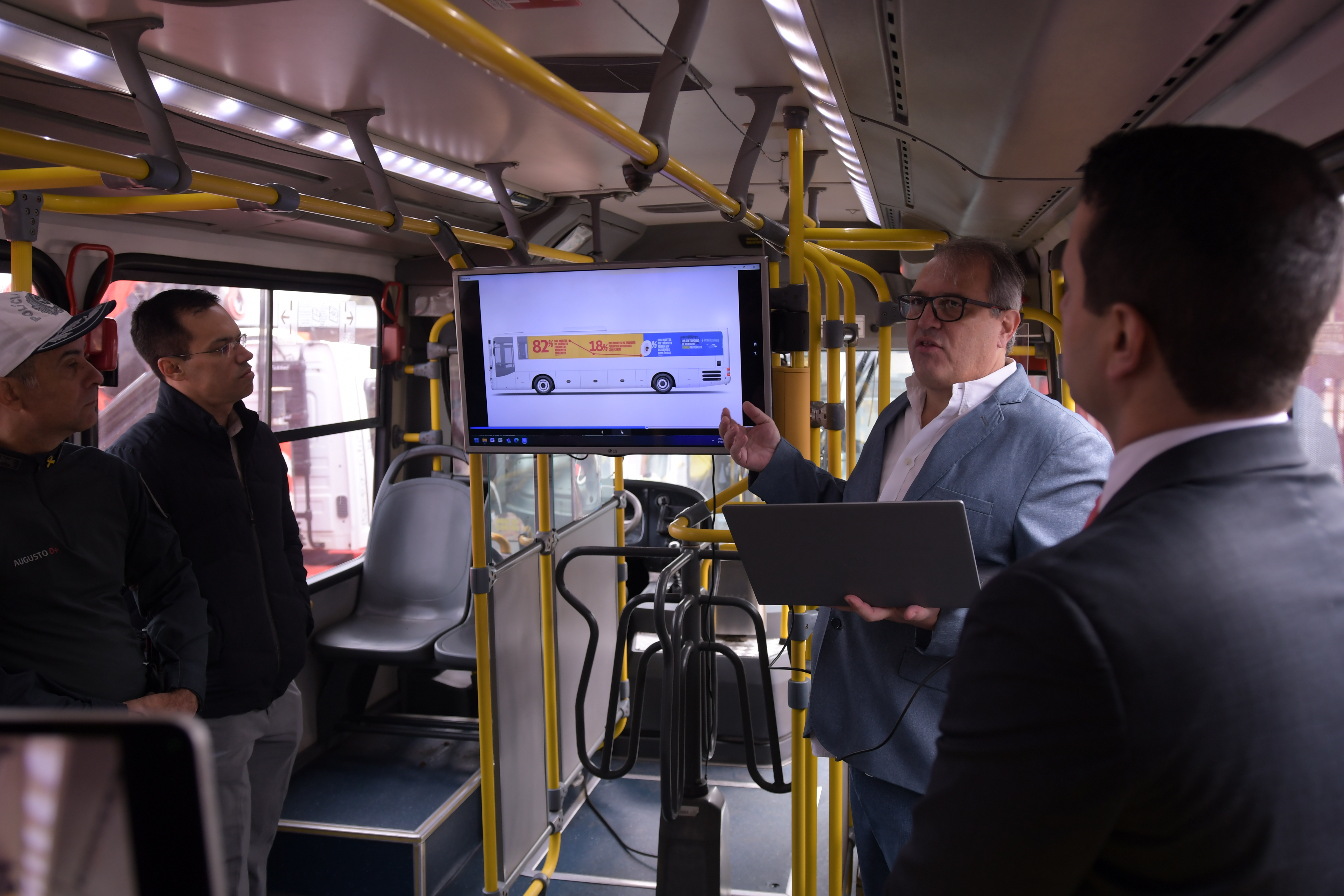 Esses veículos, chamados de "infomóveis", destacam que 82% das mortes no trânsito envolvem motociclistas e 18% envolvem motoristas de carros, sem registro de mortes entre passageiros de ônibus do transporte público.