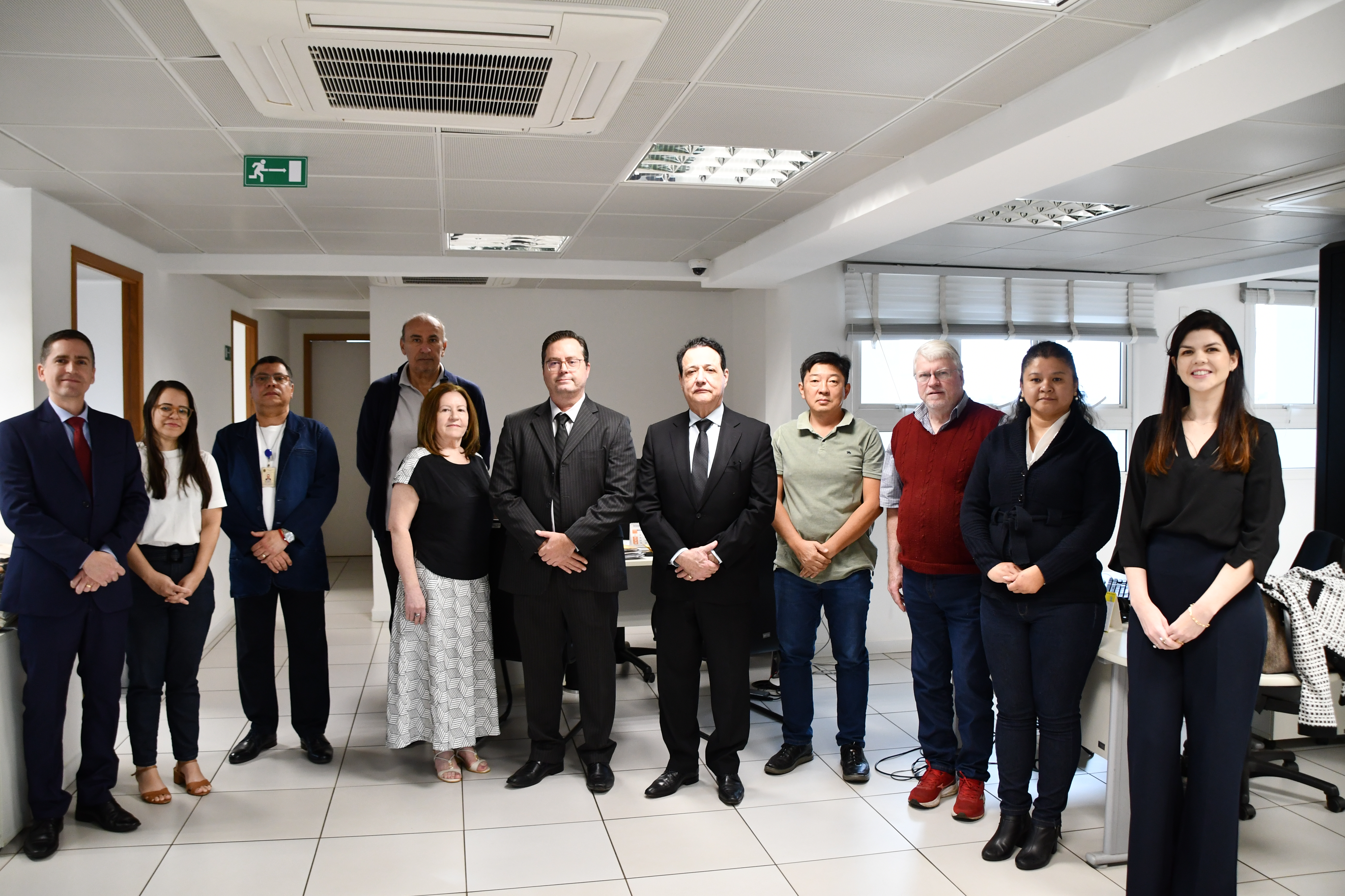 Na foto: o presidente do TRT/MS, des Tomás Bawden de Castro Silva; o juiz juiz substituto Gustavo Doreto Rodrigues; a secretária-geral da Presidência, Graziela Siqueira, o secretário da Corregedoria, Amado Silva Júnior e servidores e servidoras