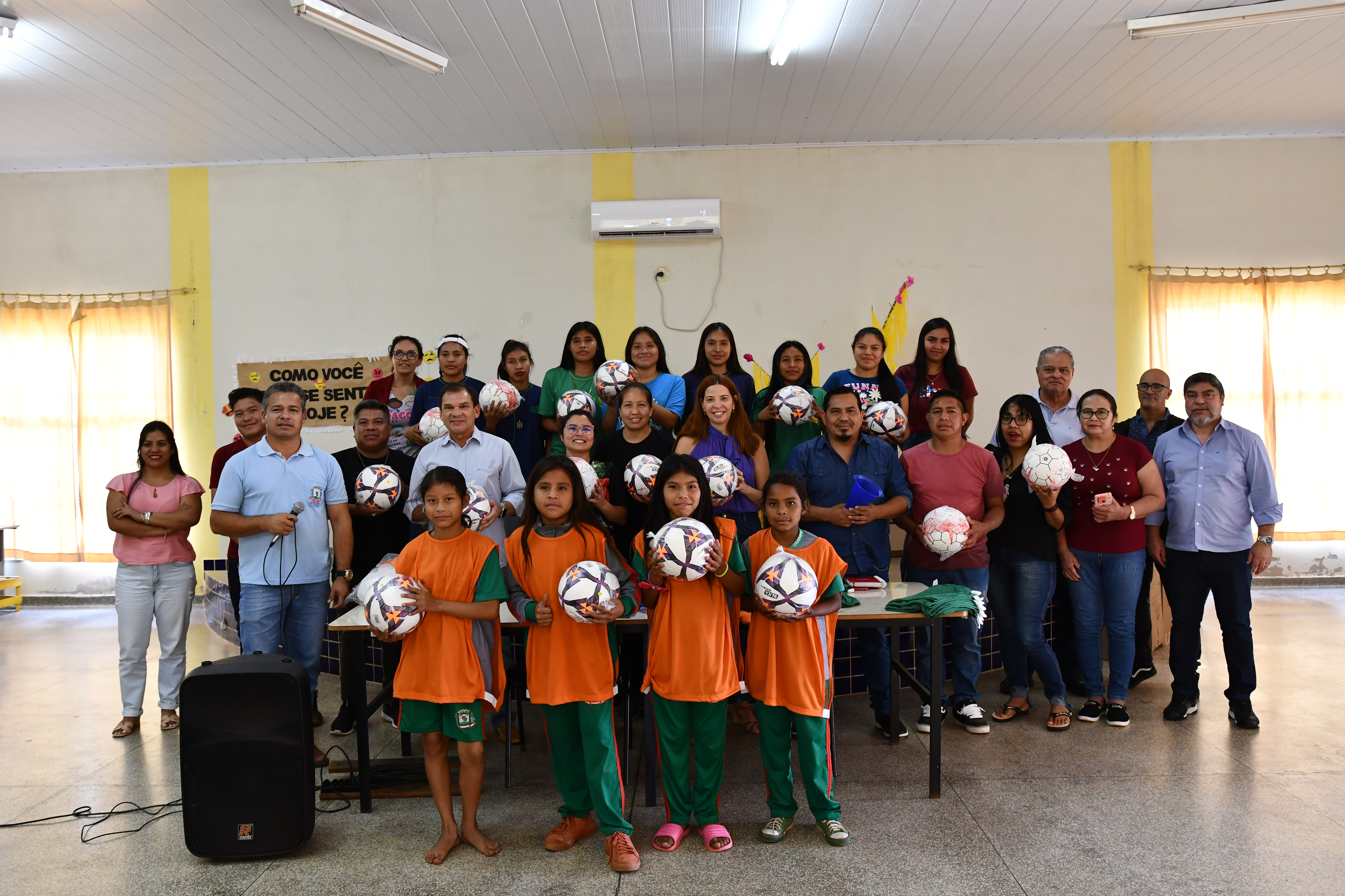 Na última quinta-feira, 19 de setembro, equipes de futebol feminino das comunidades indígenas de Dourados e Caarapó receberam materiais esportivos para o “1º Torneio de Futebol Feminino Indígena