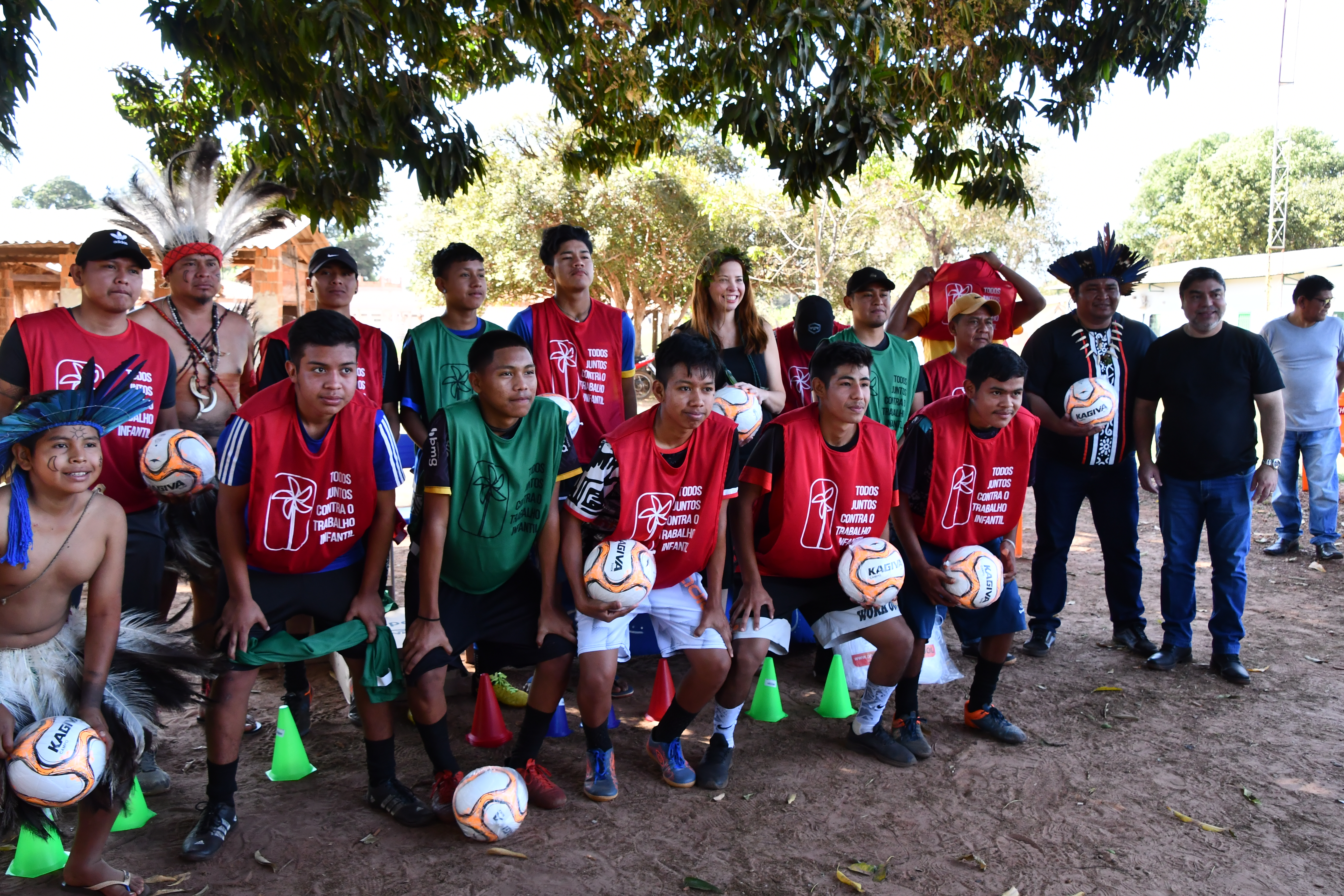Fotografia do time de atletas que participaram do segundo torneio de futebol dos jovens indígenas.