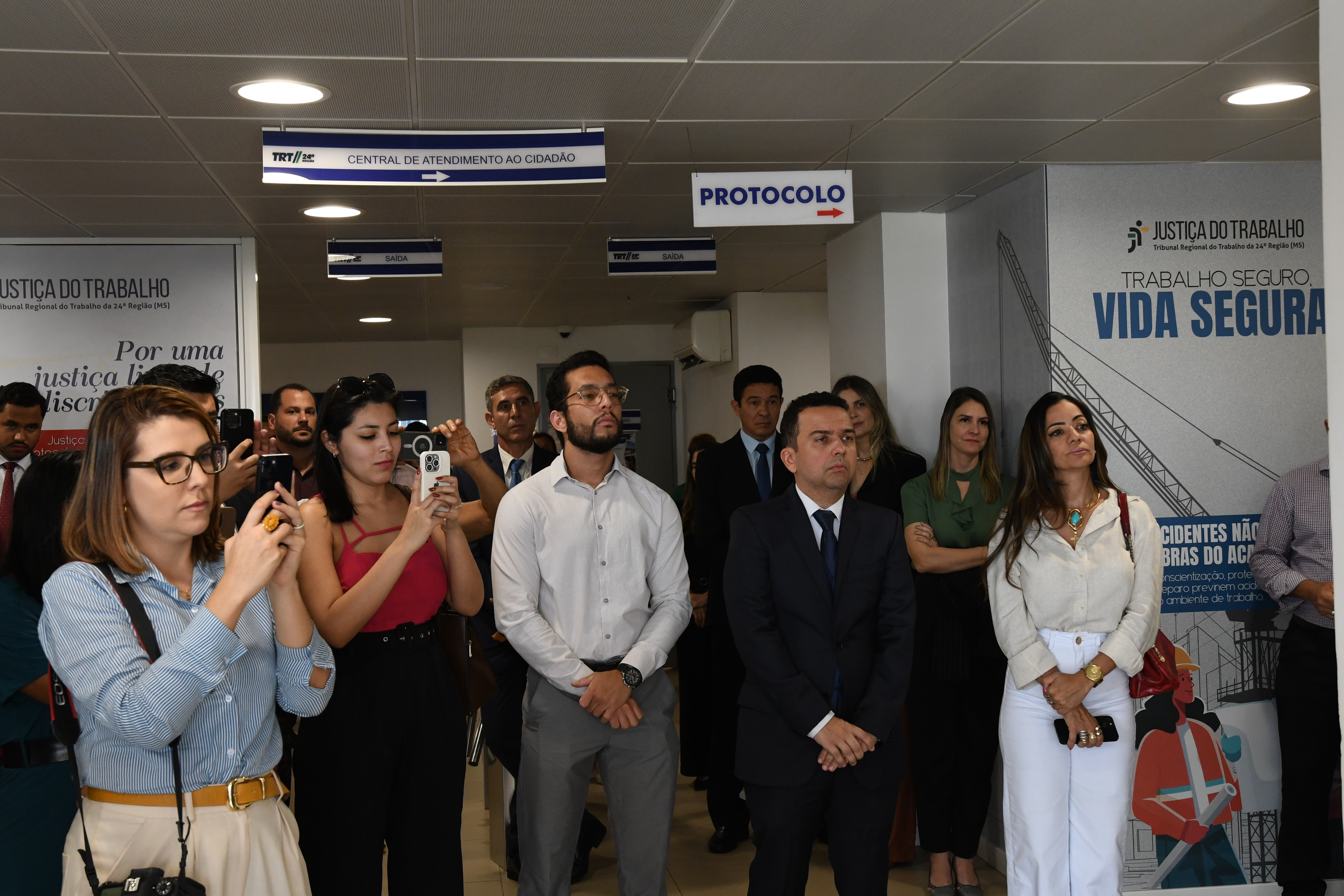 Magistrados (as), servidores (as), advogados (as), procuradores(as) do trabalho e representantes de sindicatos se reuniram hoje (7/5), no Fórum Trabalhista Senador Ramez Tebet, em Campo Grande, para manifestar apoio à Justiça do Trabalho.