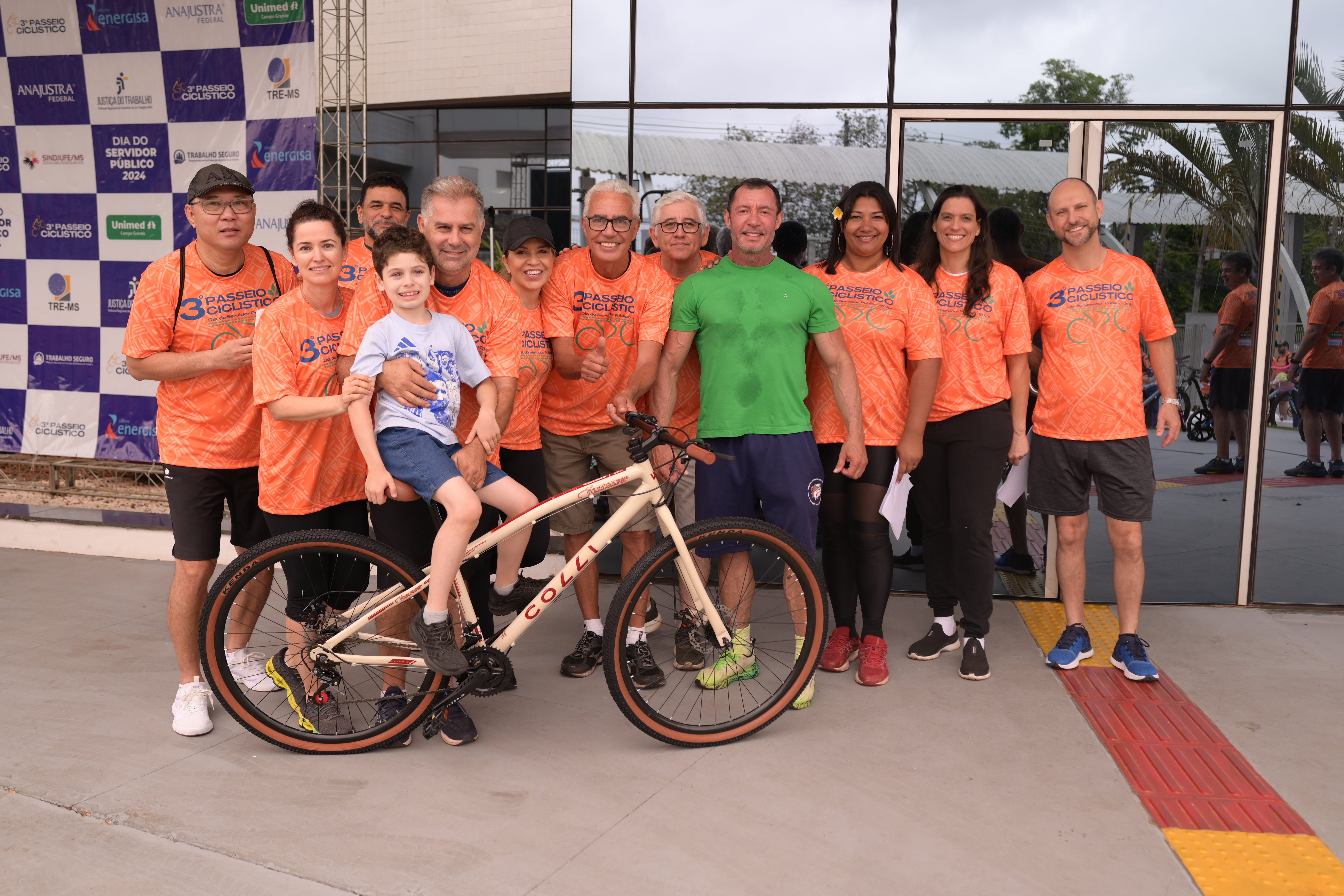 No final do evento, foram sorteadas bicicletas, e Leonardo foi um dos ganhadores.