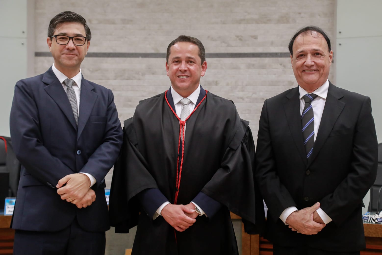 Os desembargadores do Tribunal Regional do Trabalho da 24ª Região, Tomás Bawden e César Palumbo, participaram ontem (10) da cerimônia de posse do advogado Carlos Almeida Filho como membro efetivo da Corte Eleitoral.