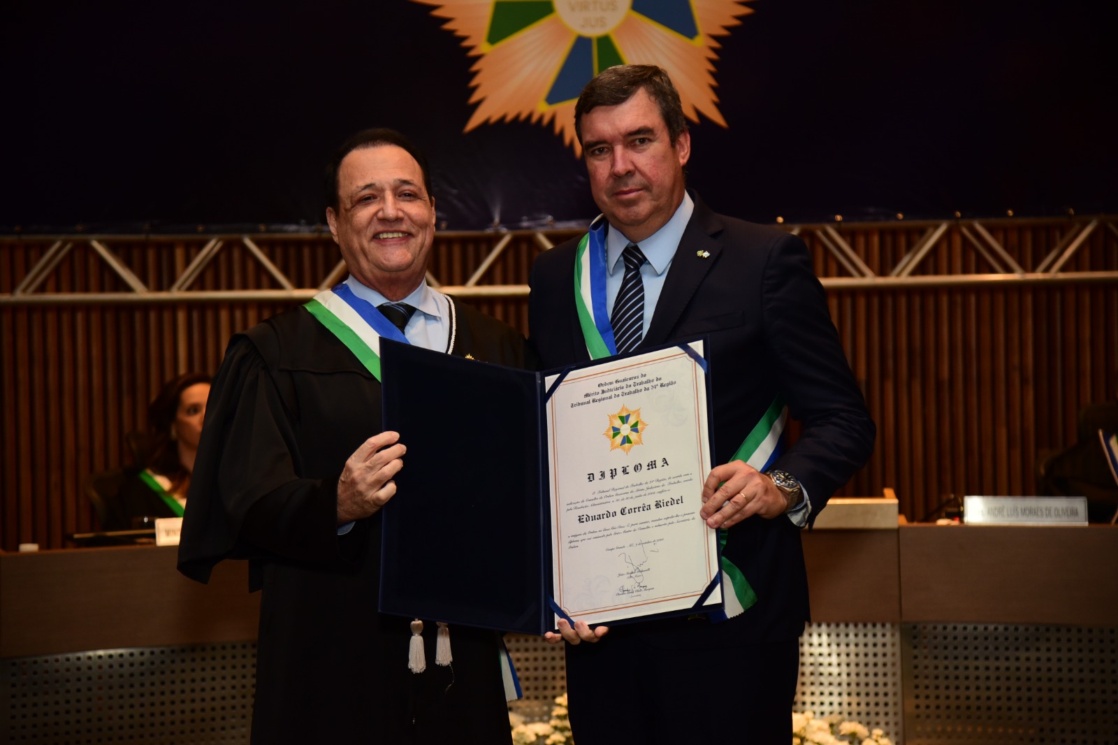 Entre os agraciados com a honraria estava o governador do estado do Mato Grosso do Sul Eduardo Riedel, que recebeu a medalha Grã-Cruz.